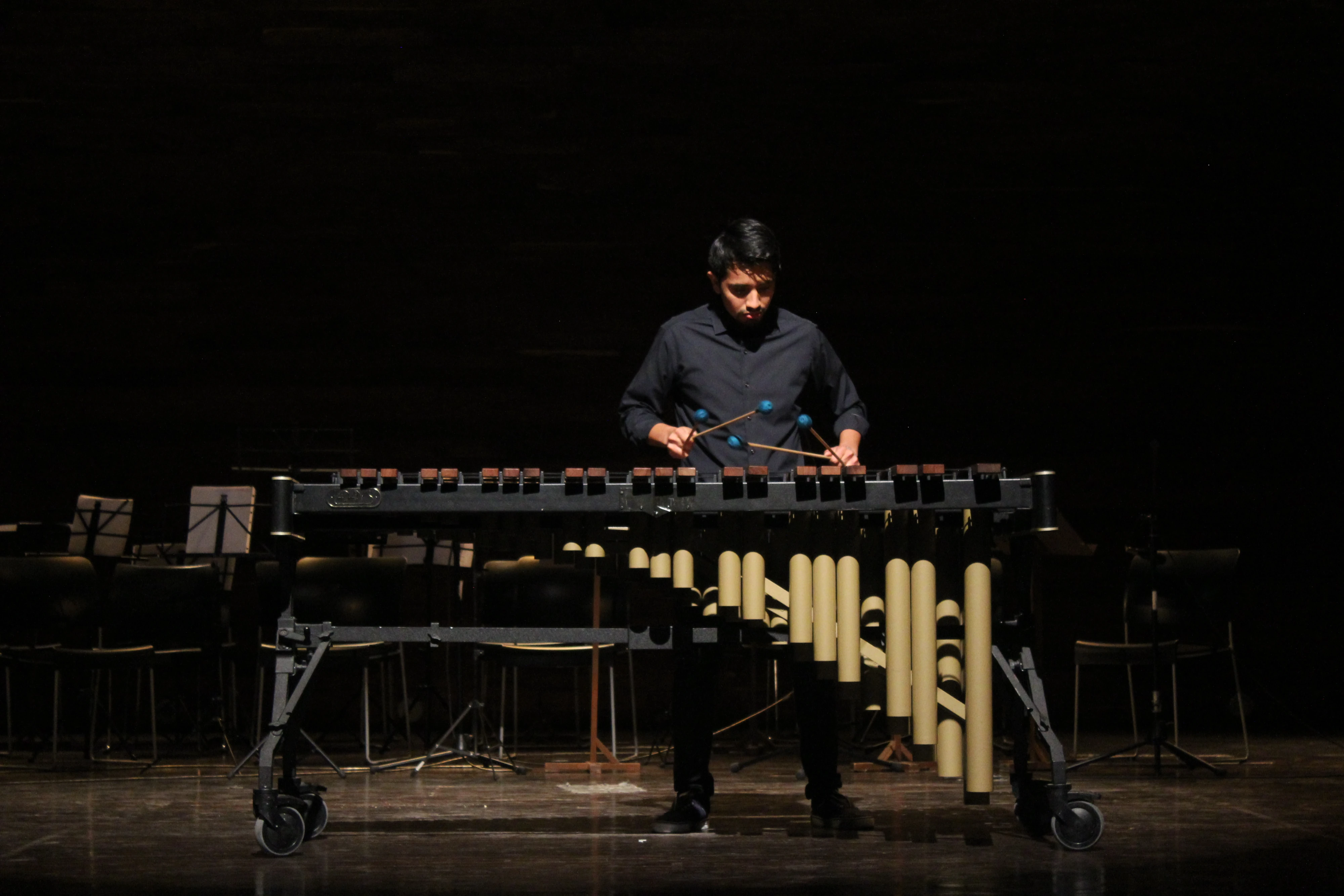 Estudiante de música de la EIA4 dando una presentación de percuciones.
