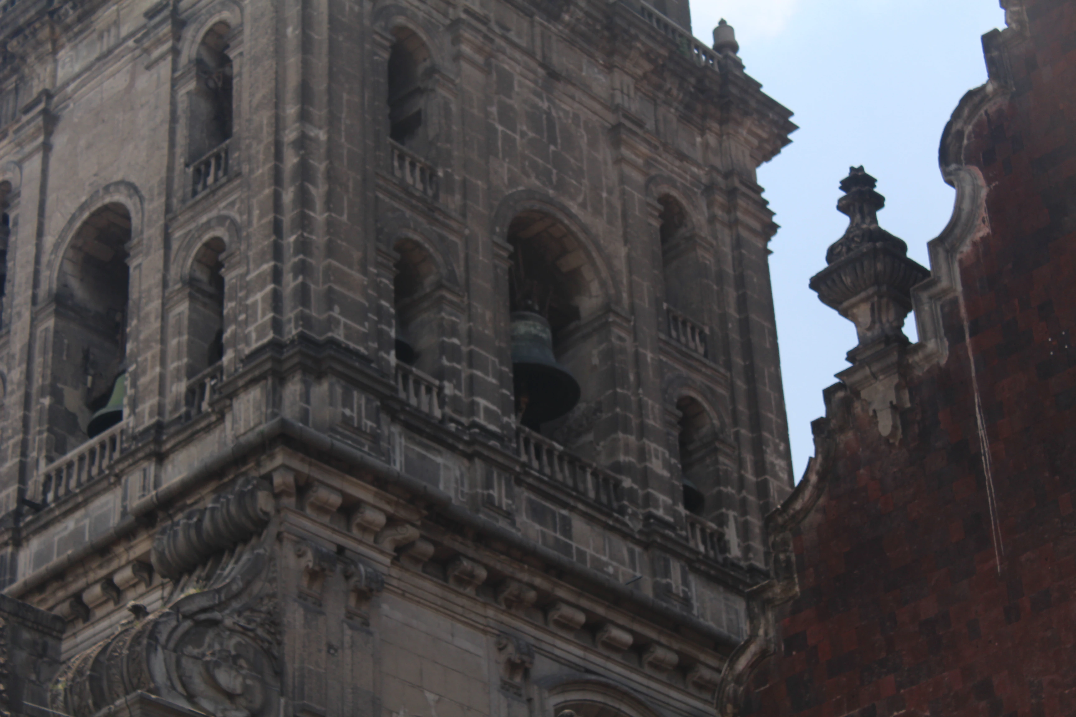 Vista del campanario de la catedral del zócalo de la Ciudad de México. 