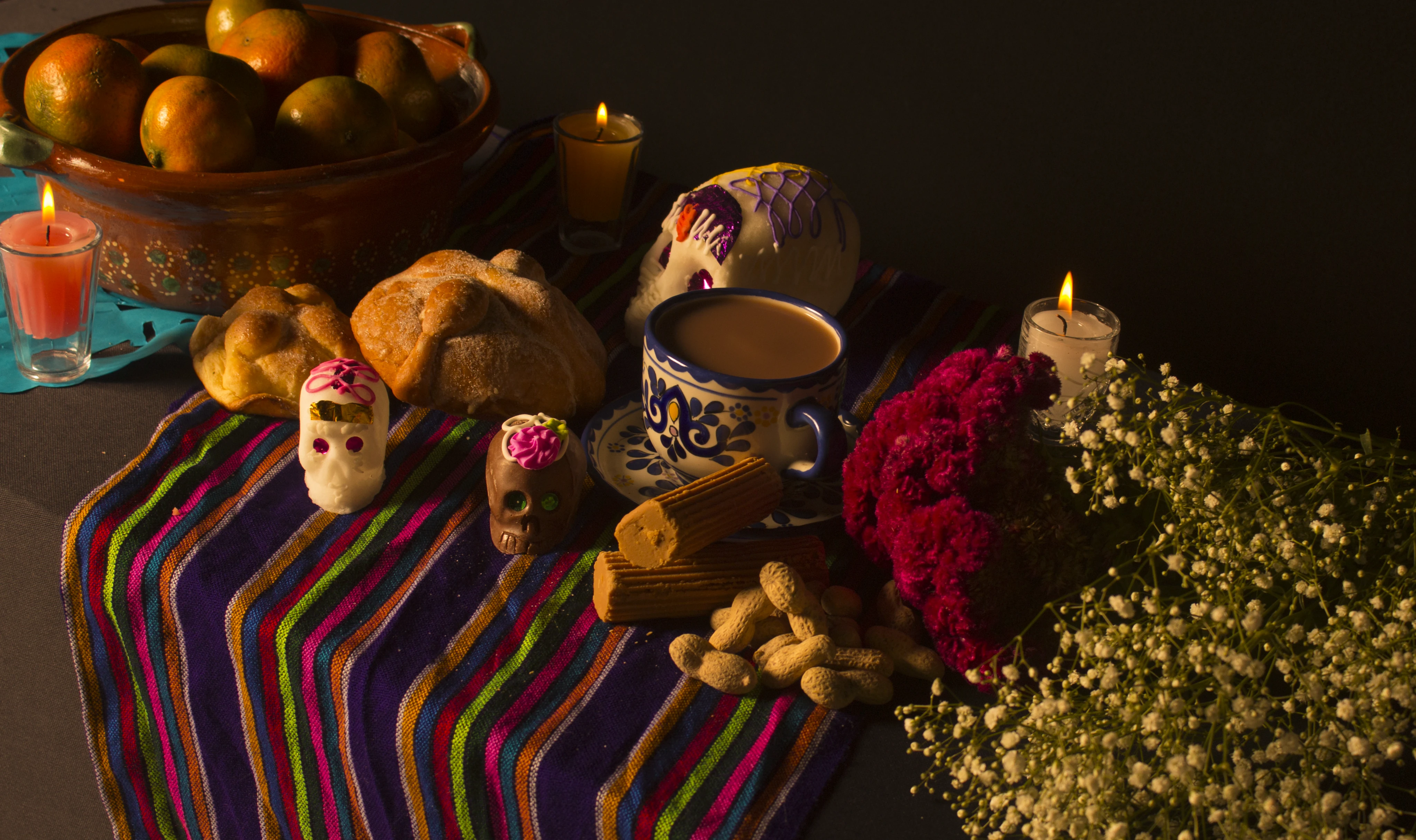 Altar preparado con flores, frutas y comida típica para el Día de Muertos.