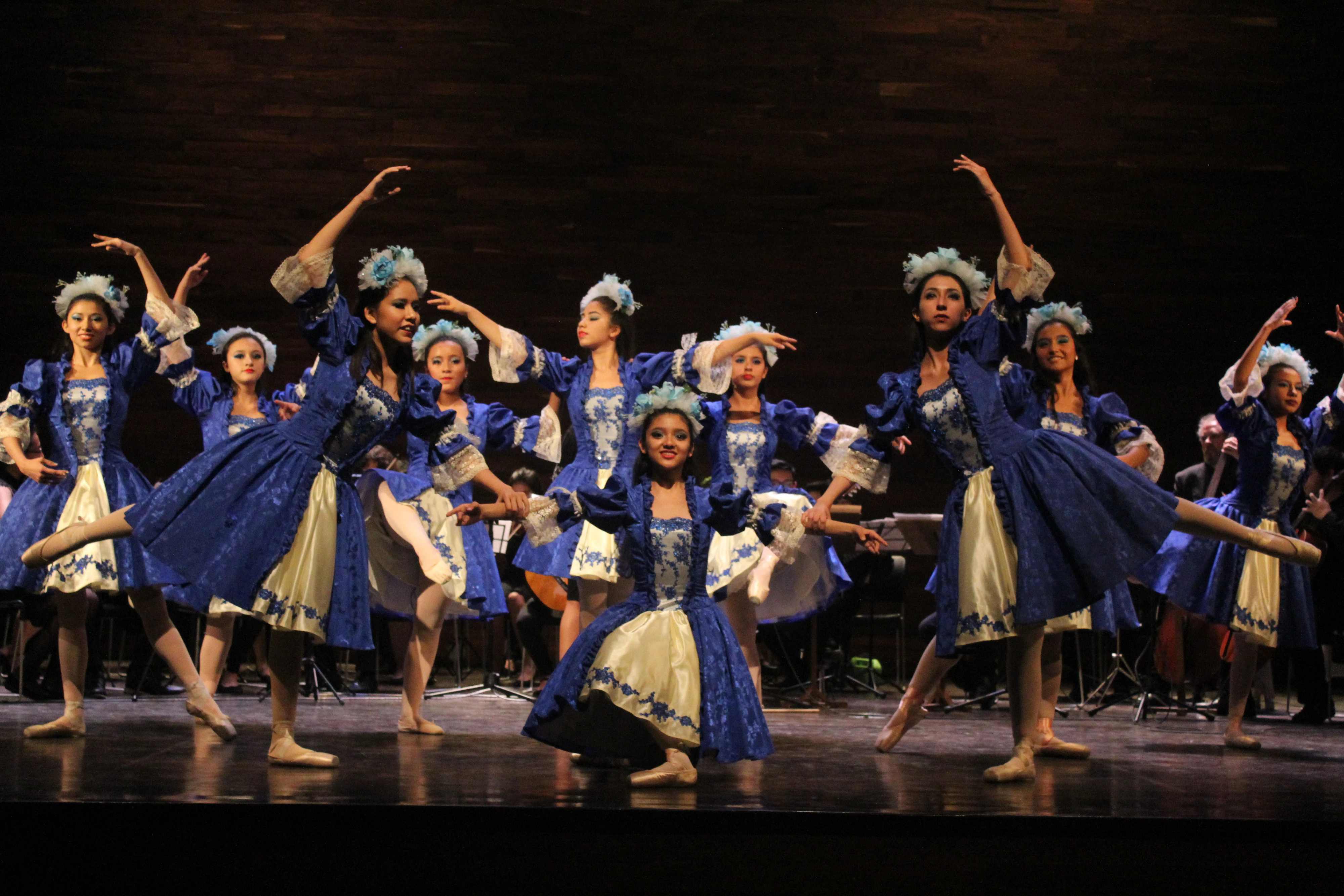 Estudiantes de danza de la EIA4 haciendo una presentación.