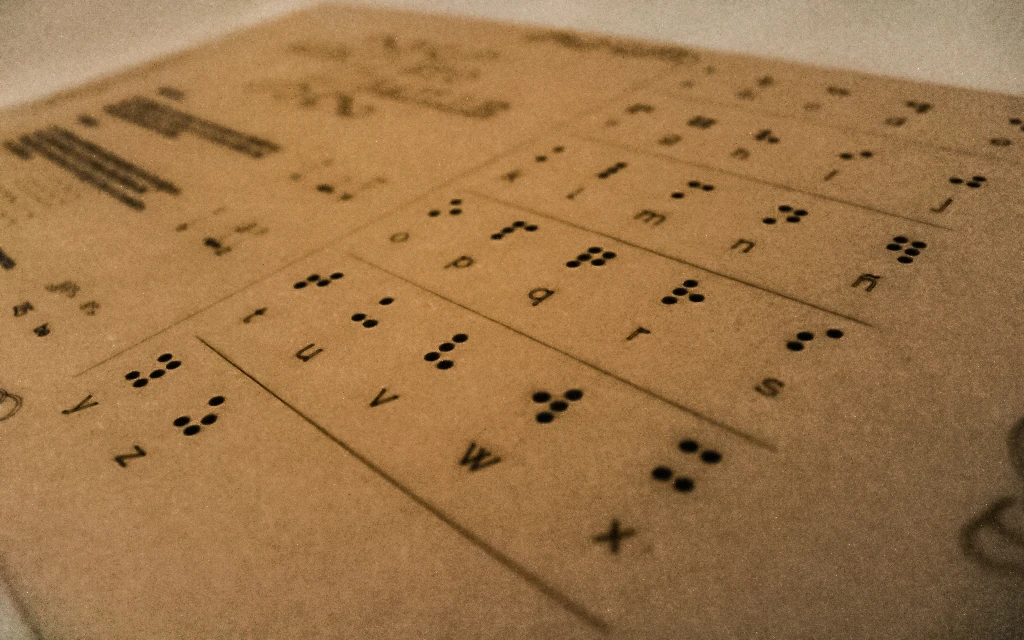 Tabla Braille hecha en madera con relieve en corte láser.
