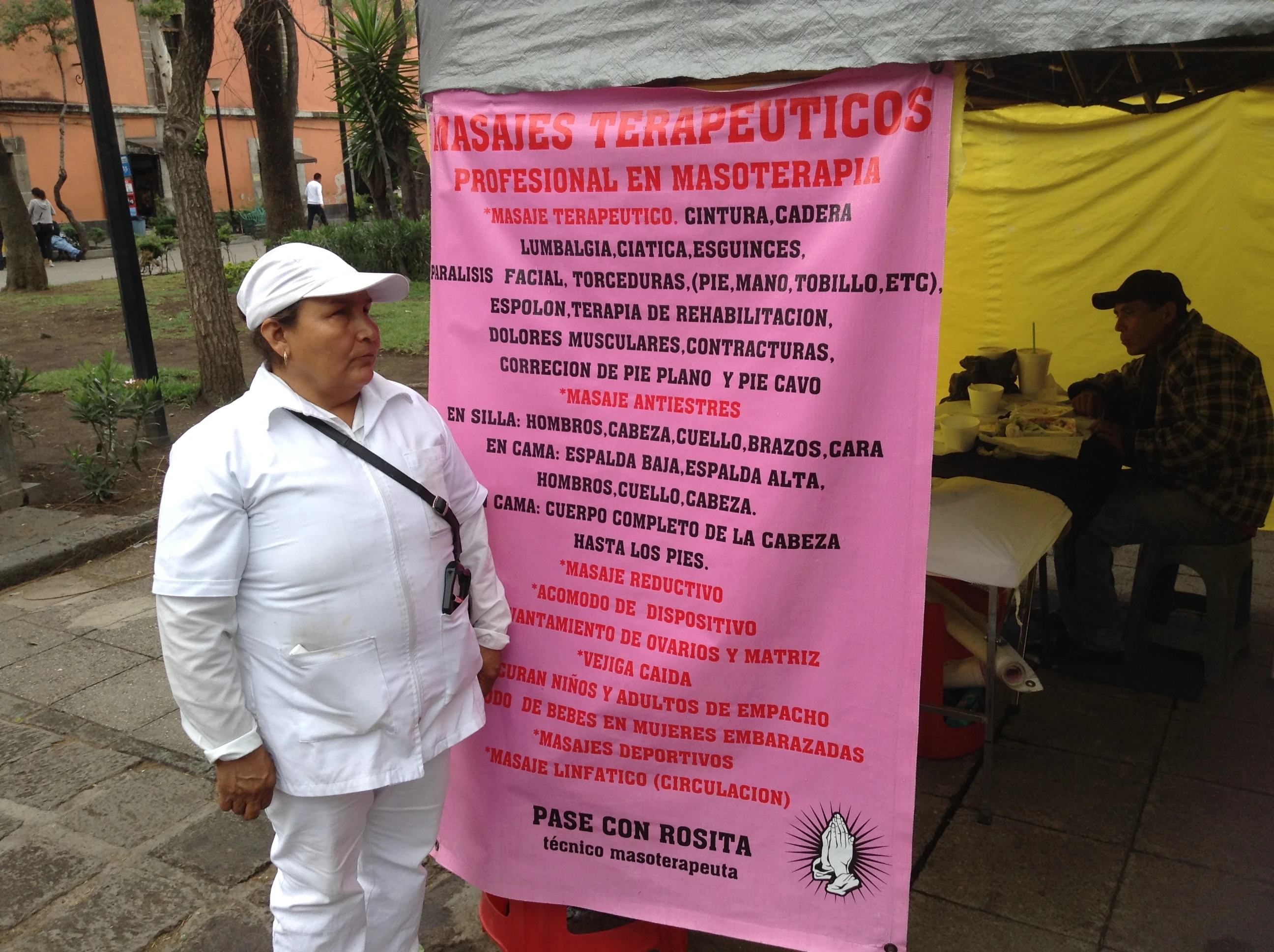 La señora Rosa, masoterapeuta del barrio de Mixcalco parada frente a su puesto de masajes en el parque de Loreto.