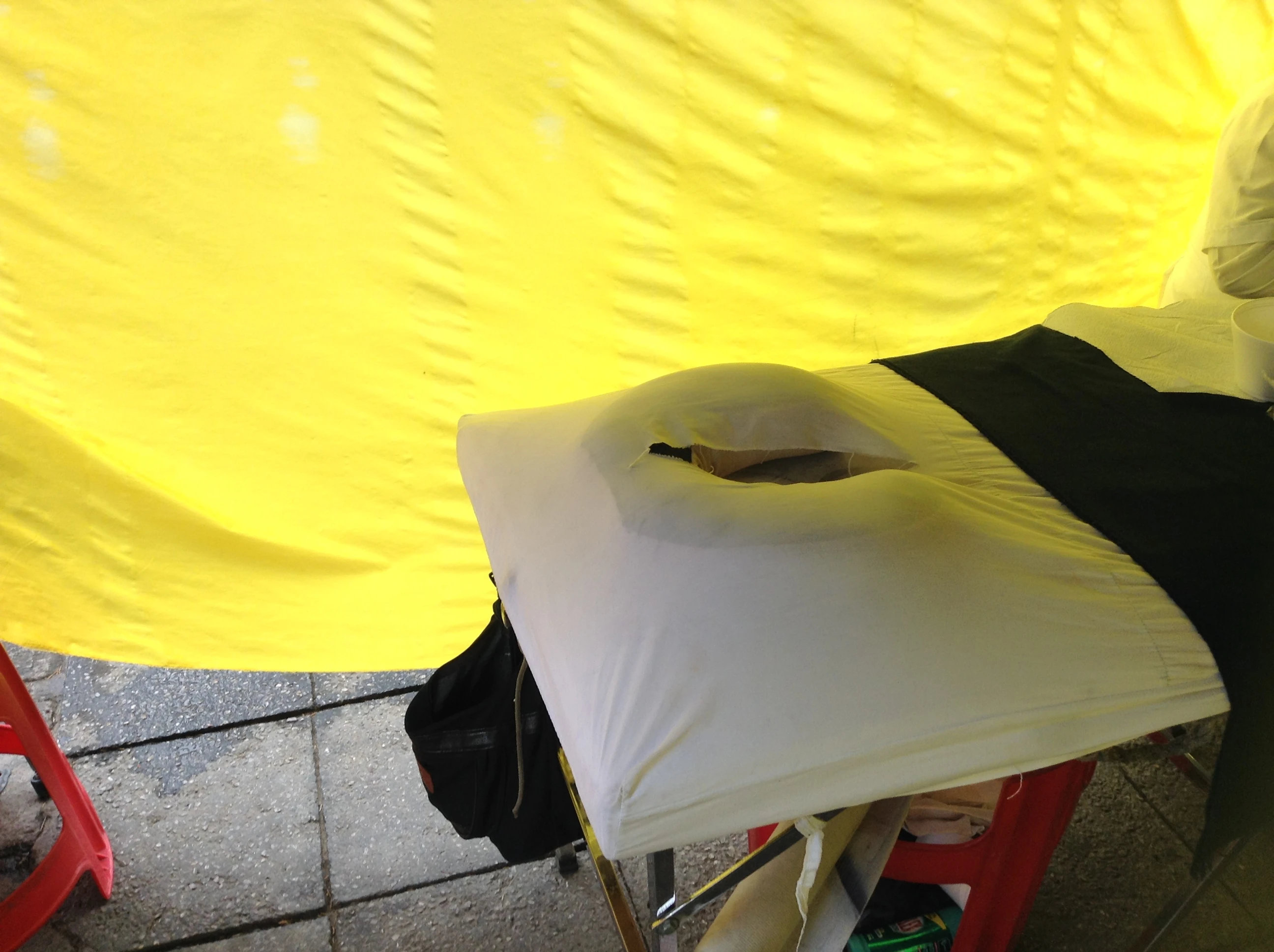 Cama improvisada para el servicio de masaje terapéutico.