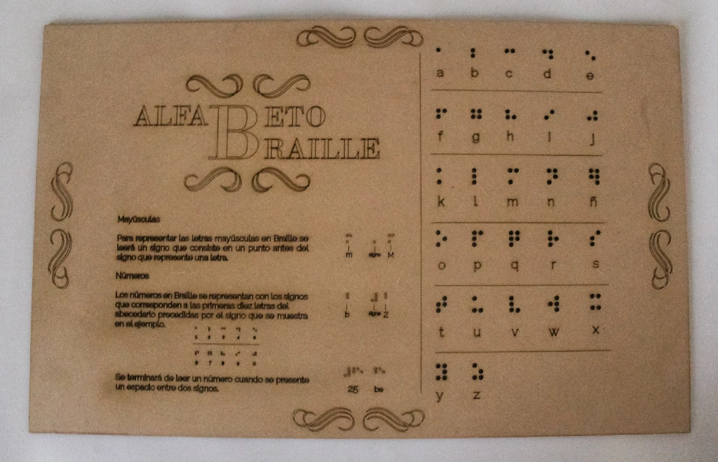 Tabla Braille hecha en madera.