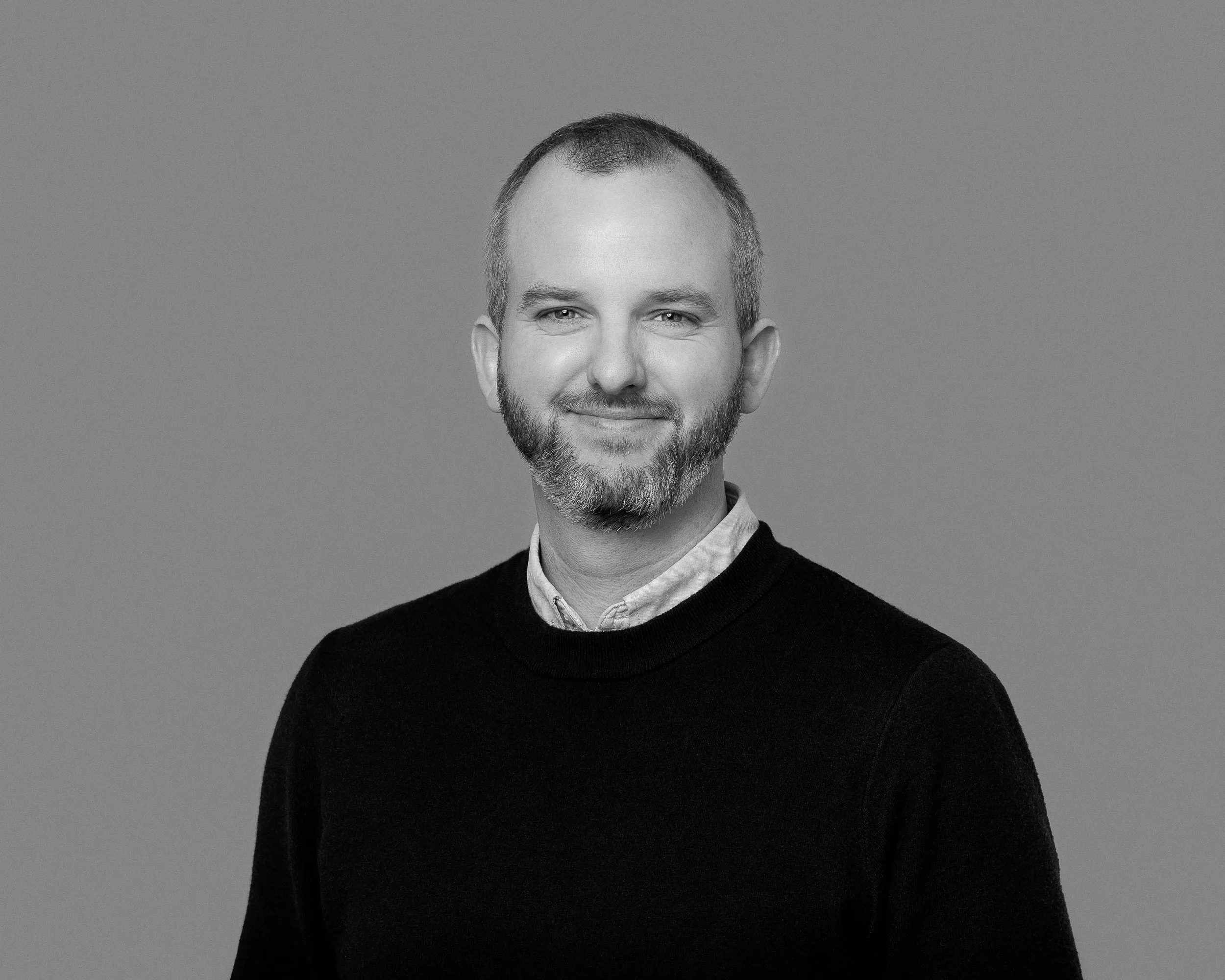 Studioportrett av ansatt med nøytral bakgrunn – fotograf Mats Bakken, Oslo