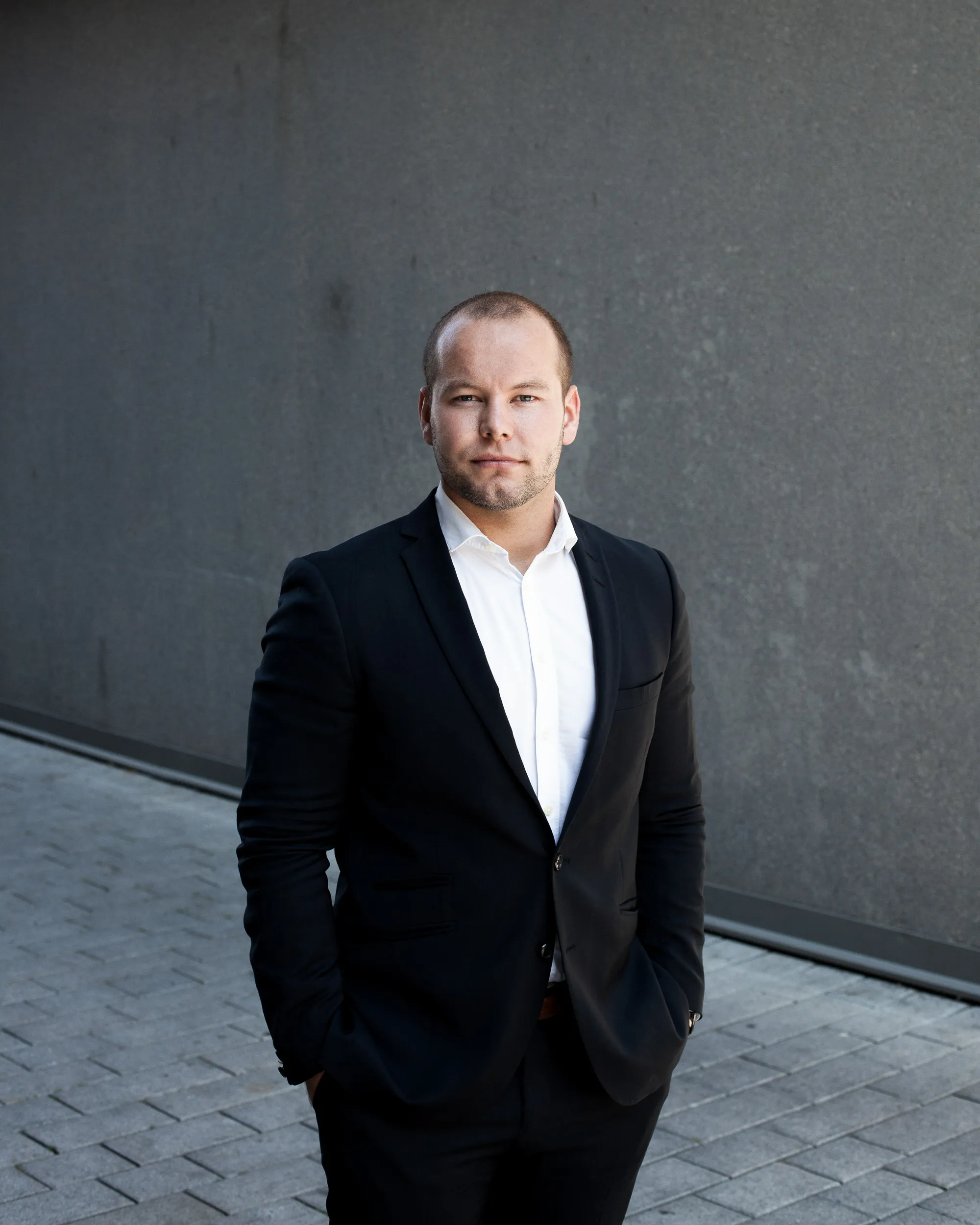Ansattportrett med naturlig lys utendørs, Oslo