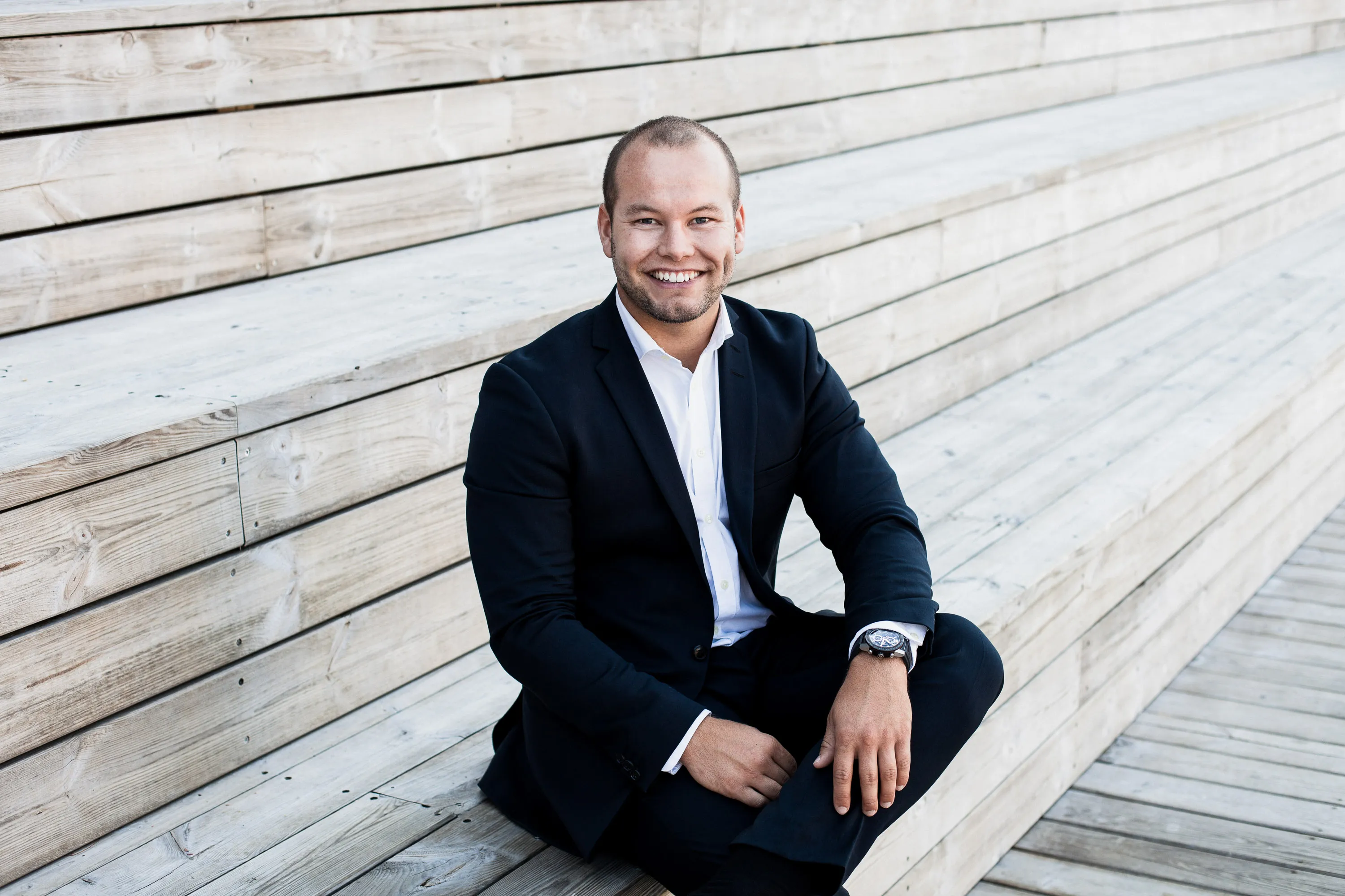 Utendørs headshot av ansatt – fotograf Mats Bakken, Oslo
