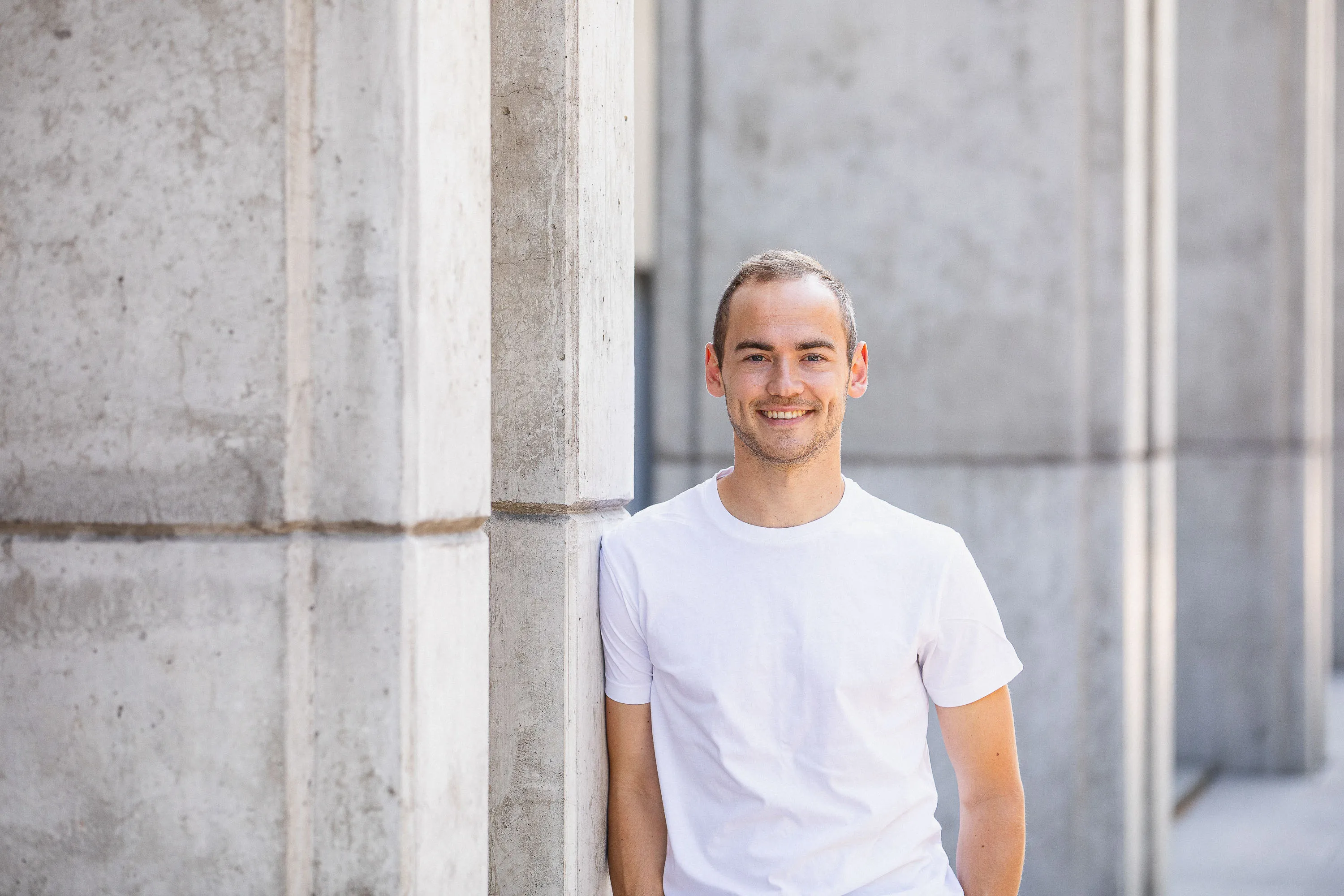 Utendørs headshot av ansatt i Oslo for LinkedIn
