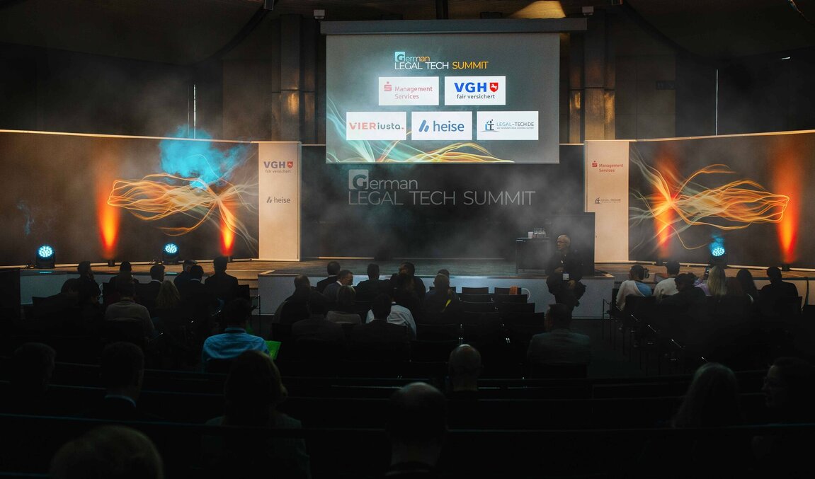 German Legal Tech Summit mit Publikum auf der Bühne.