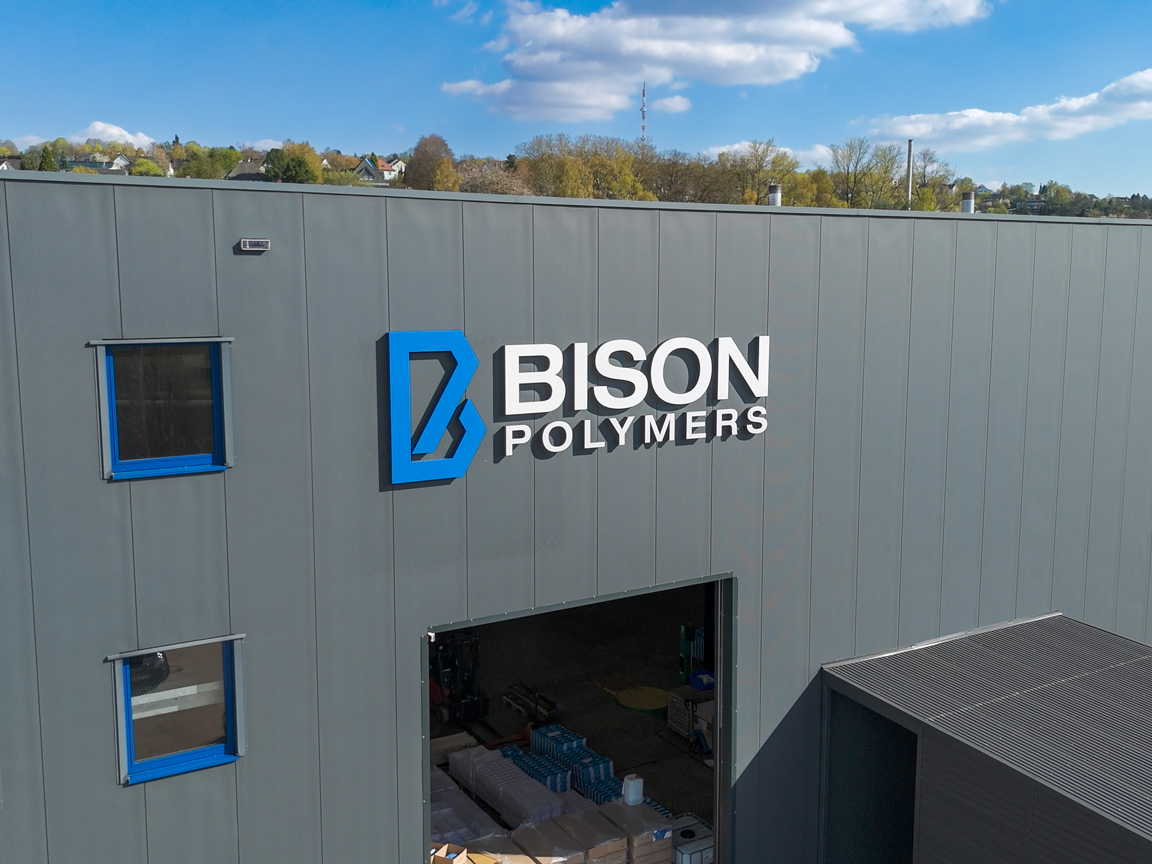 Gebäude mit Firmenlogo "BISON POLYMERS".