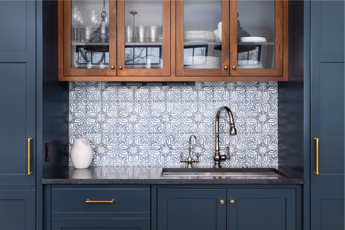 Cuisine lumineuse avec crédence carrelée – Cuisine bien éclairée mettant en valeur un mur recouvert de carrelage.