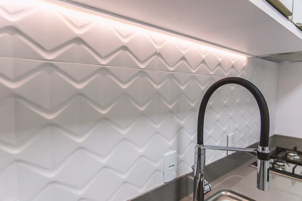Aménagement de cuisine avec carrelage texturé – Vue d’une cuisine où le carrelage apporte relief et caractère.