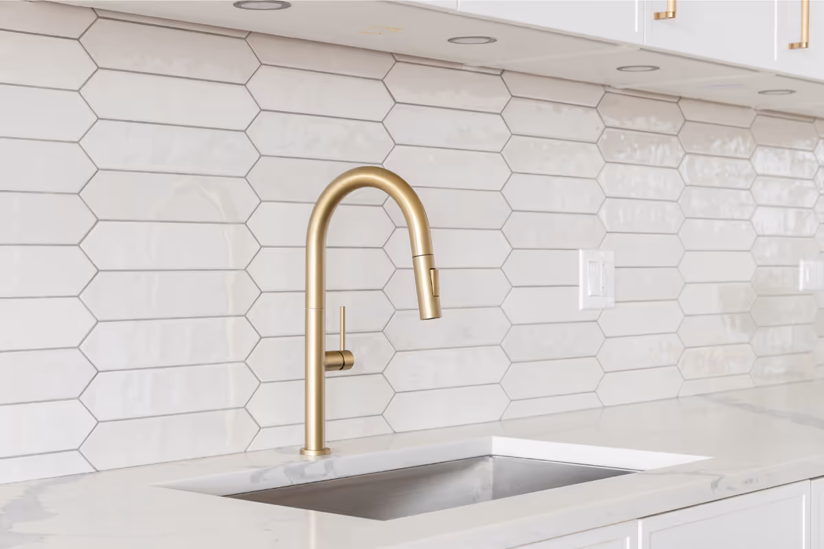 Cuisine ouverte avec surfaces carrelées – Espace de vie intégrant une cuisine et du carrelage sur différentes zones.