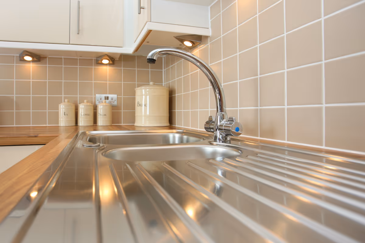 Cuisine fonctionnelle avec carrelage décoratif – Carrelage utilisé dans une cuisine pour associer esthétique et praticité.