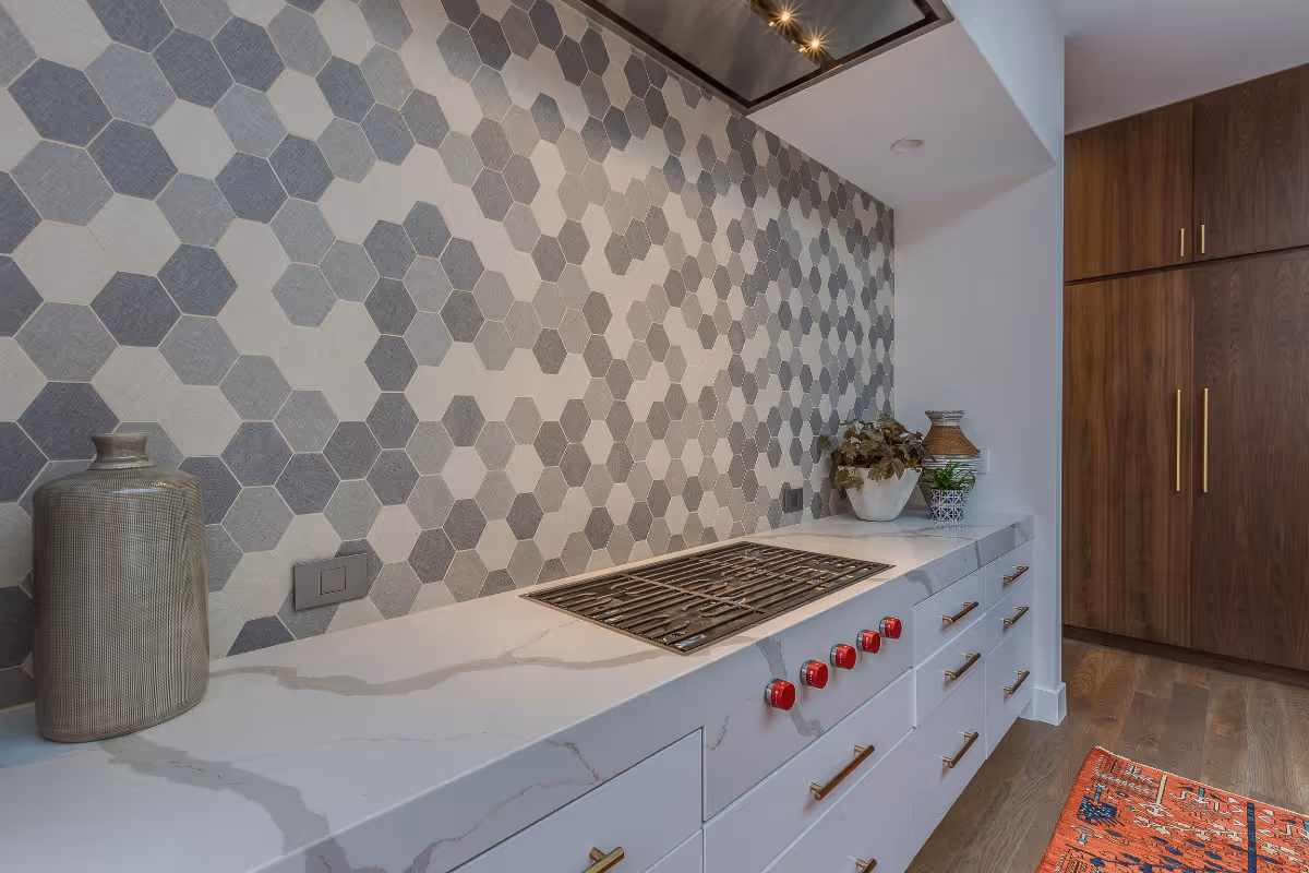Espace cuisine avec carrelage à motifs – Carrelage visible dans une cuisine, ajoutant une touche graphique à l’ensemble.