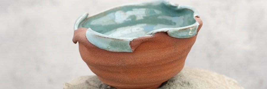Ceramic bowl with wavy rim