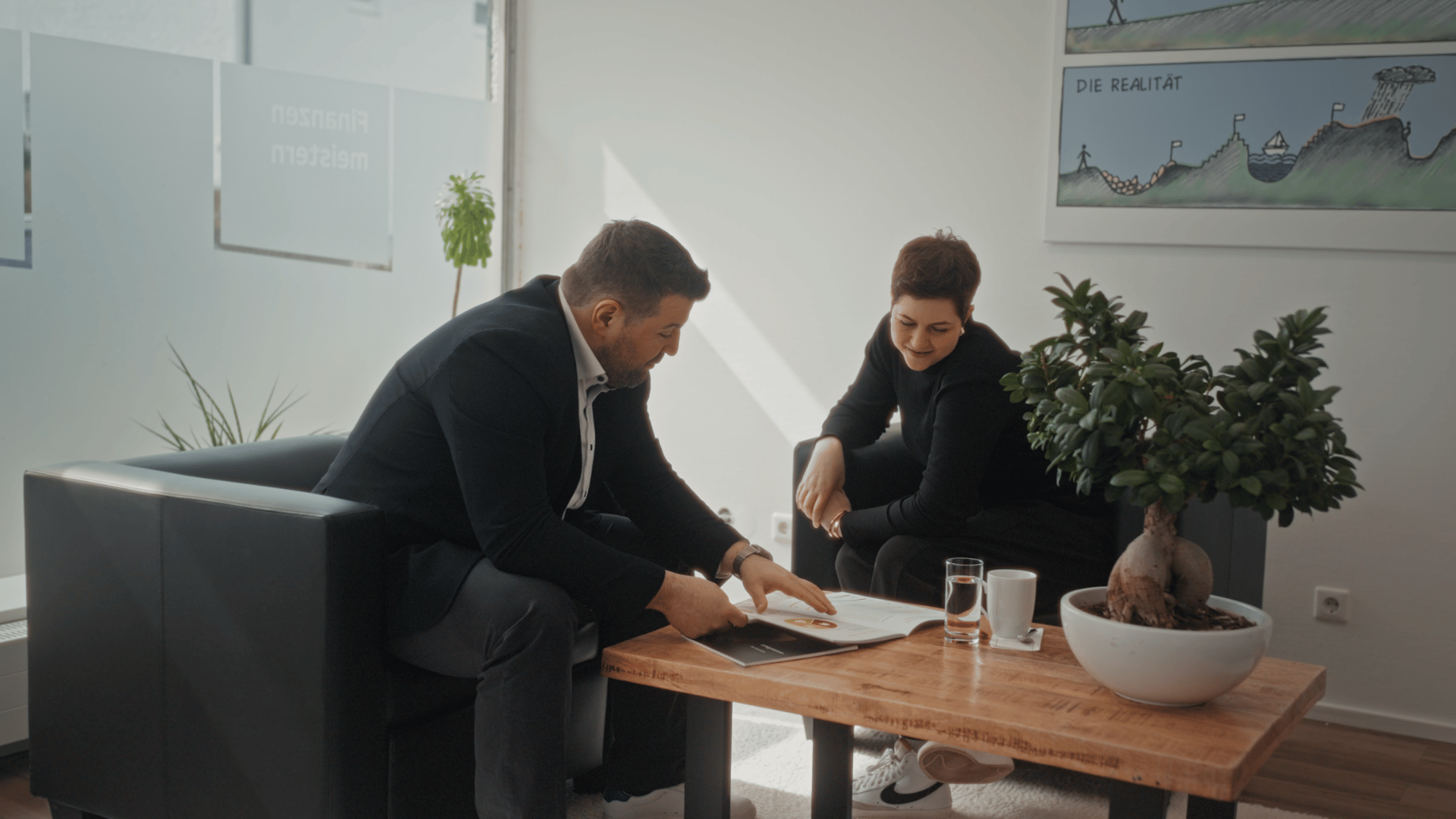 Filmkey Kunde im Büro Besprechung videoproduktion 