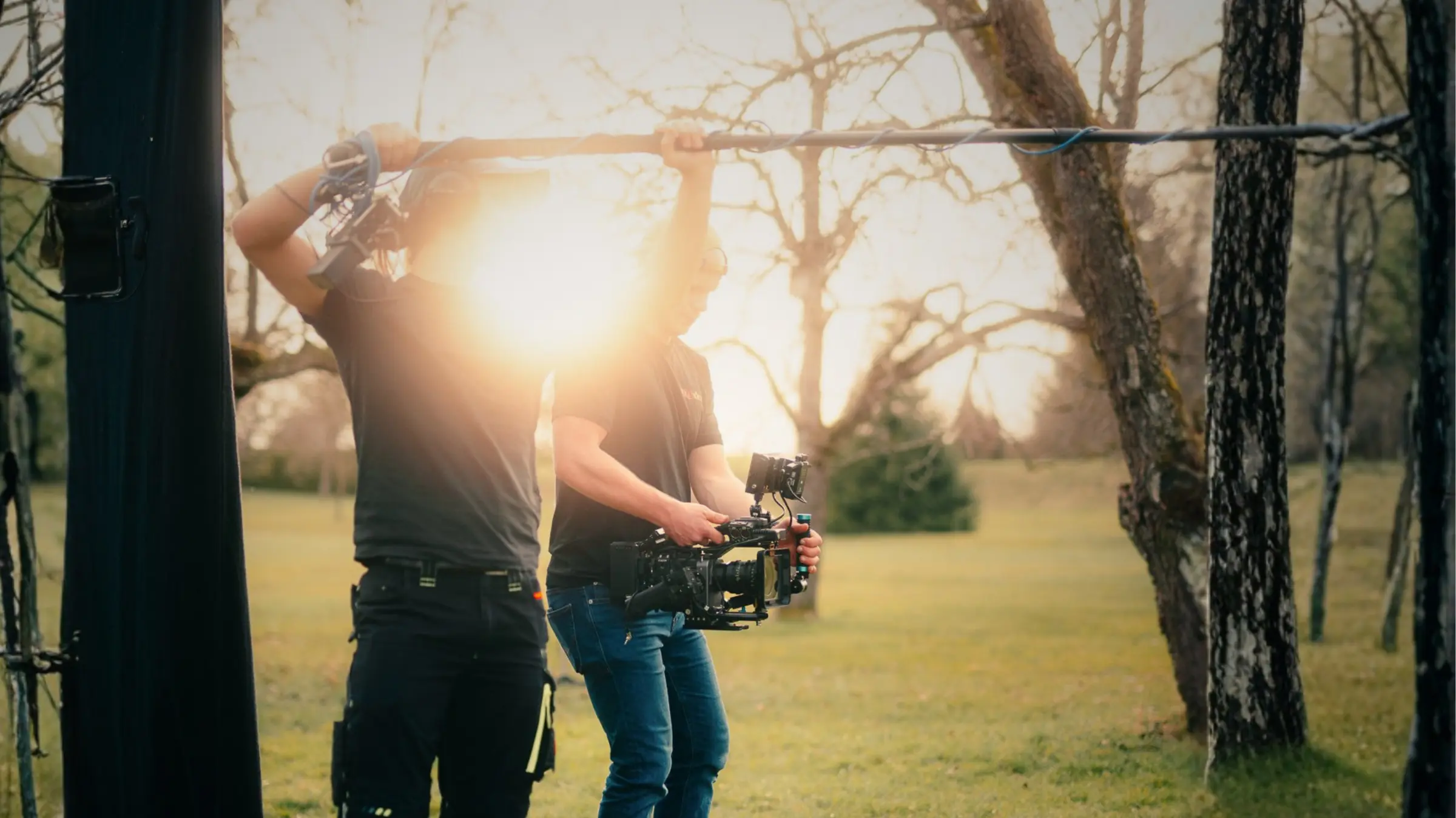 Behind the Scenes einer Werbevideo Produktion von filmkey: Kameramann und Tonangler im Gegenlicht