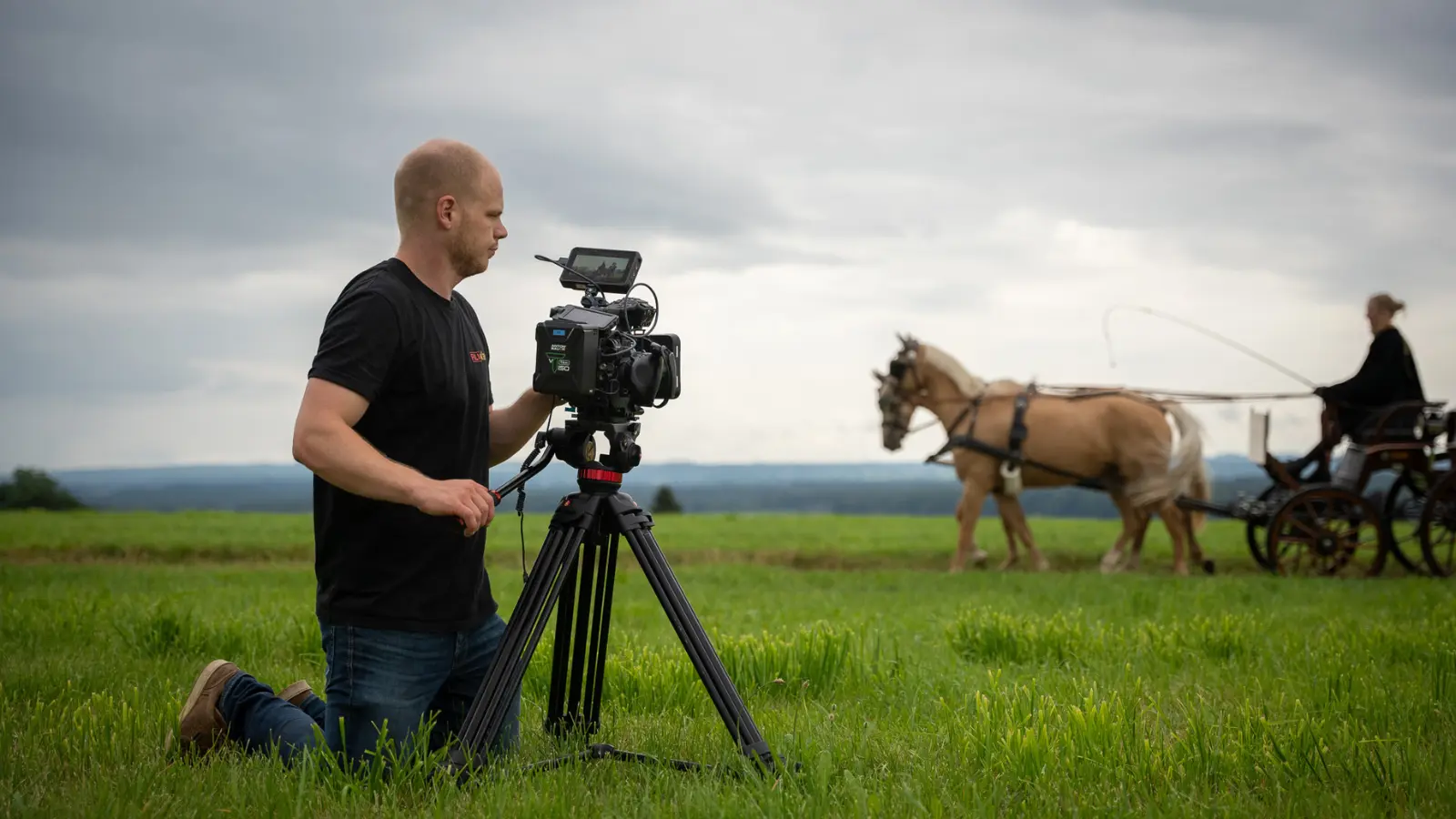 Werbevideo Dreh mit filmkey: Kameramann am Stativ bei Außenaufnahmen