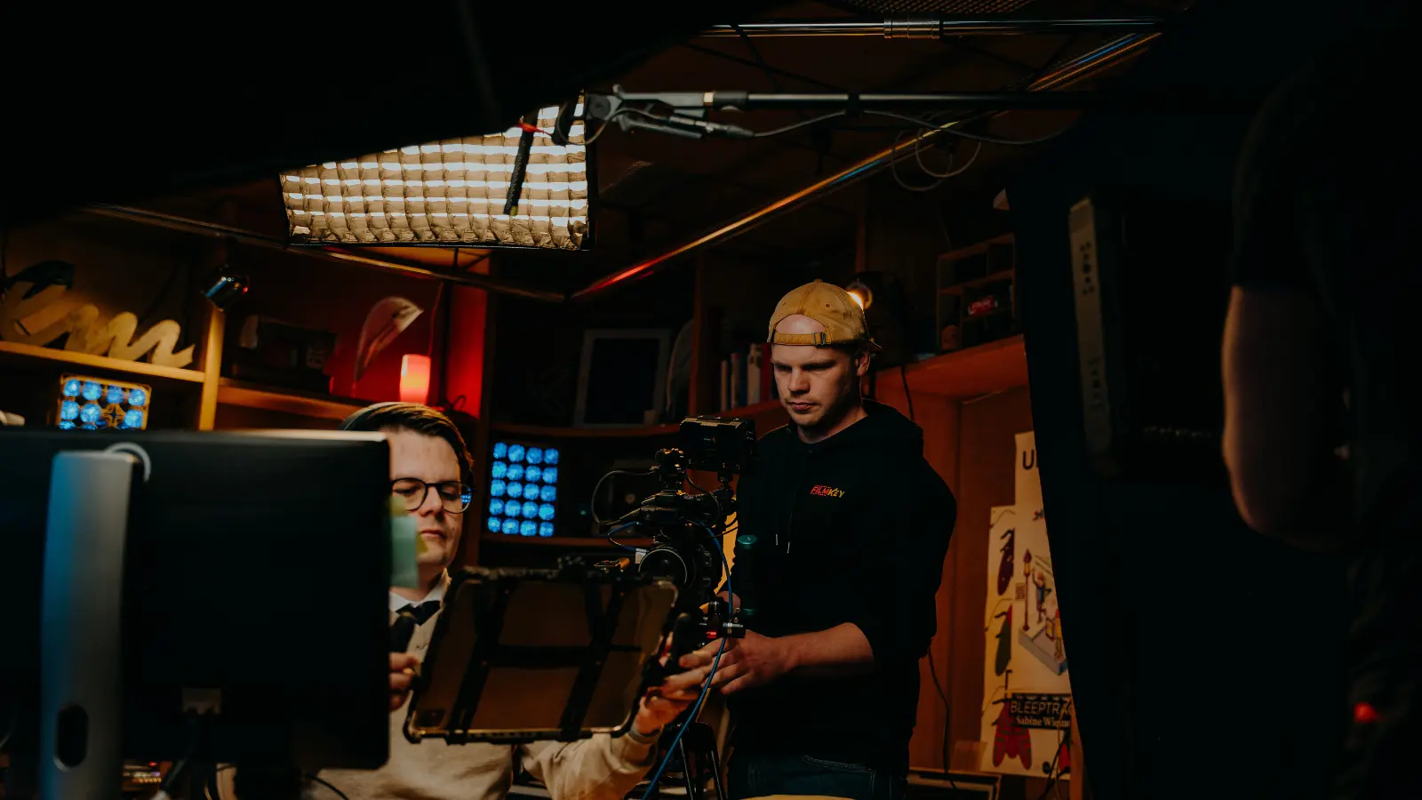 Werbevideo Produktion im Studio: filmkey Crew richtet Licht am Set ein