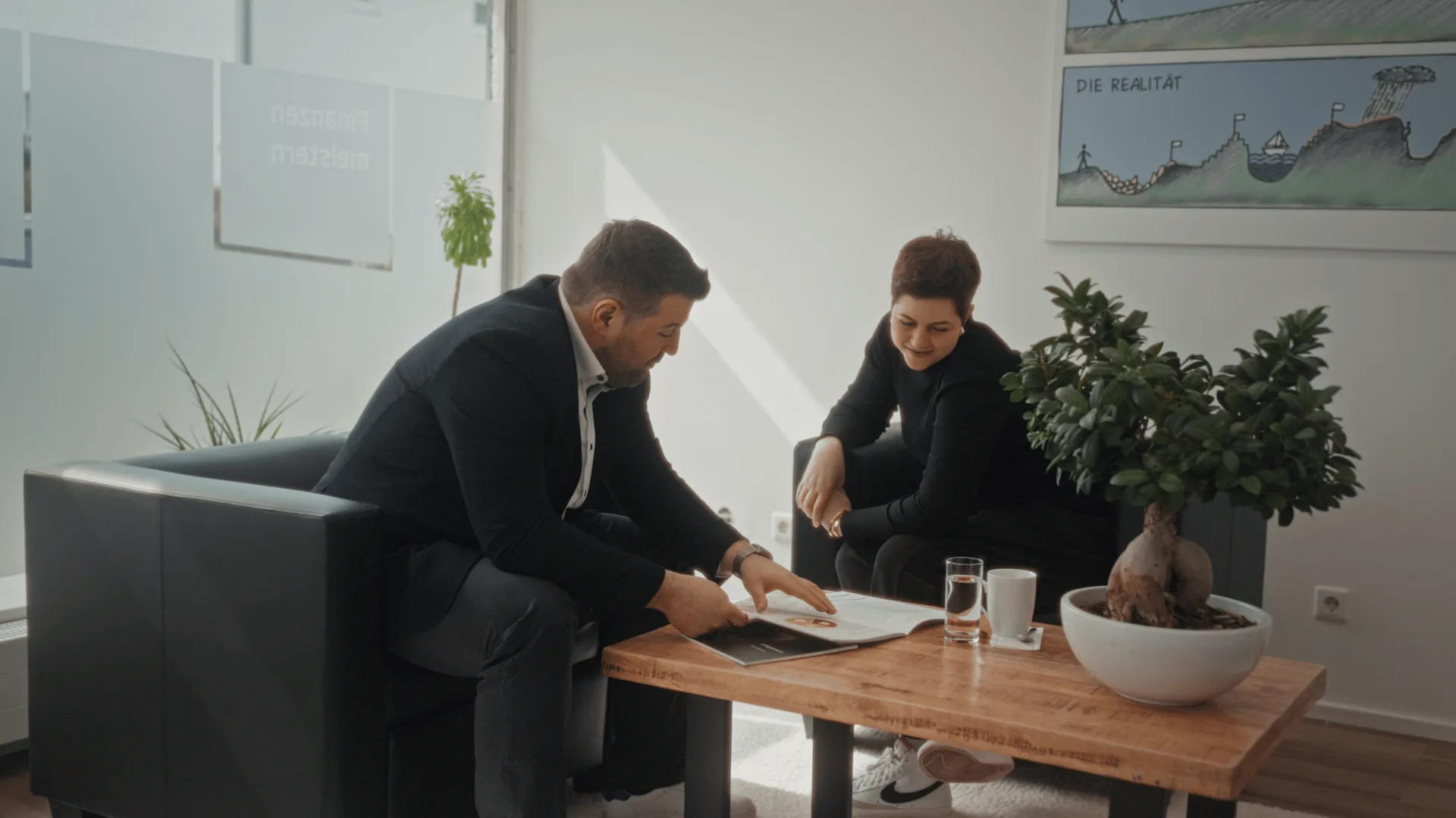 Filmkey Kunde im Büro Besprechung videoproduktion 