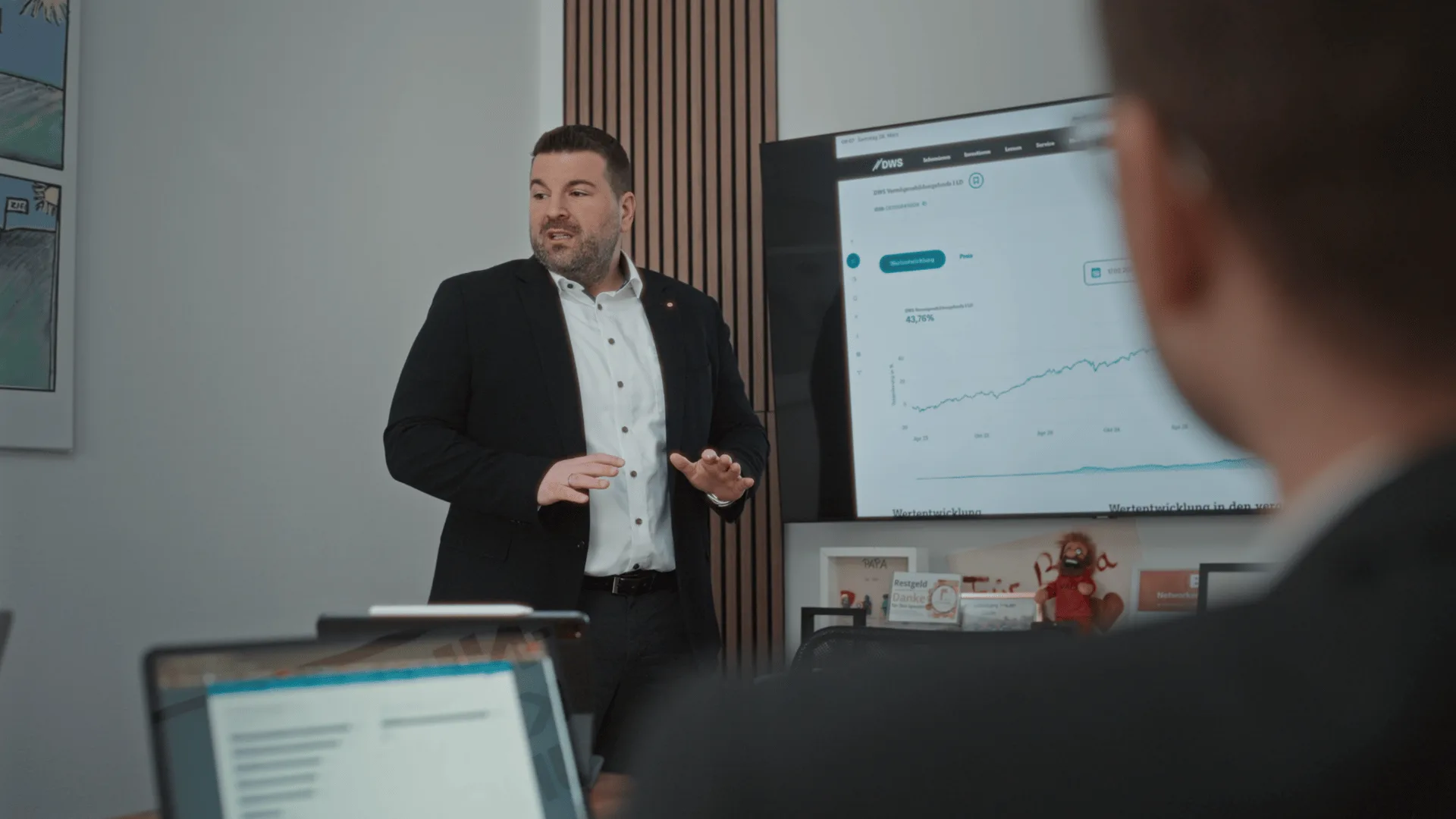 Filmkey-Kunde im Büro. Videoproduktion. 