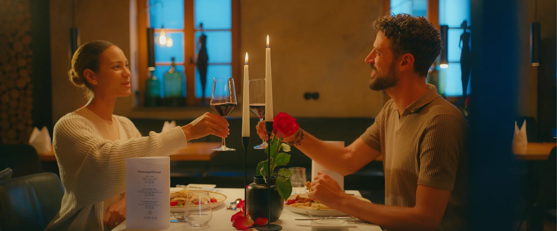 Szene aus dem Hotel Arthus Werbespot: das Paar bei der Anreise