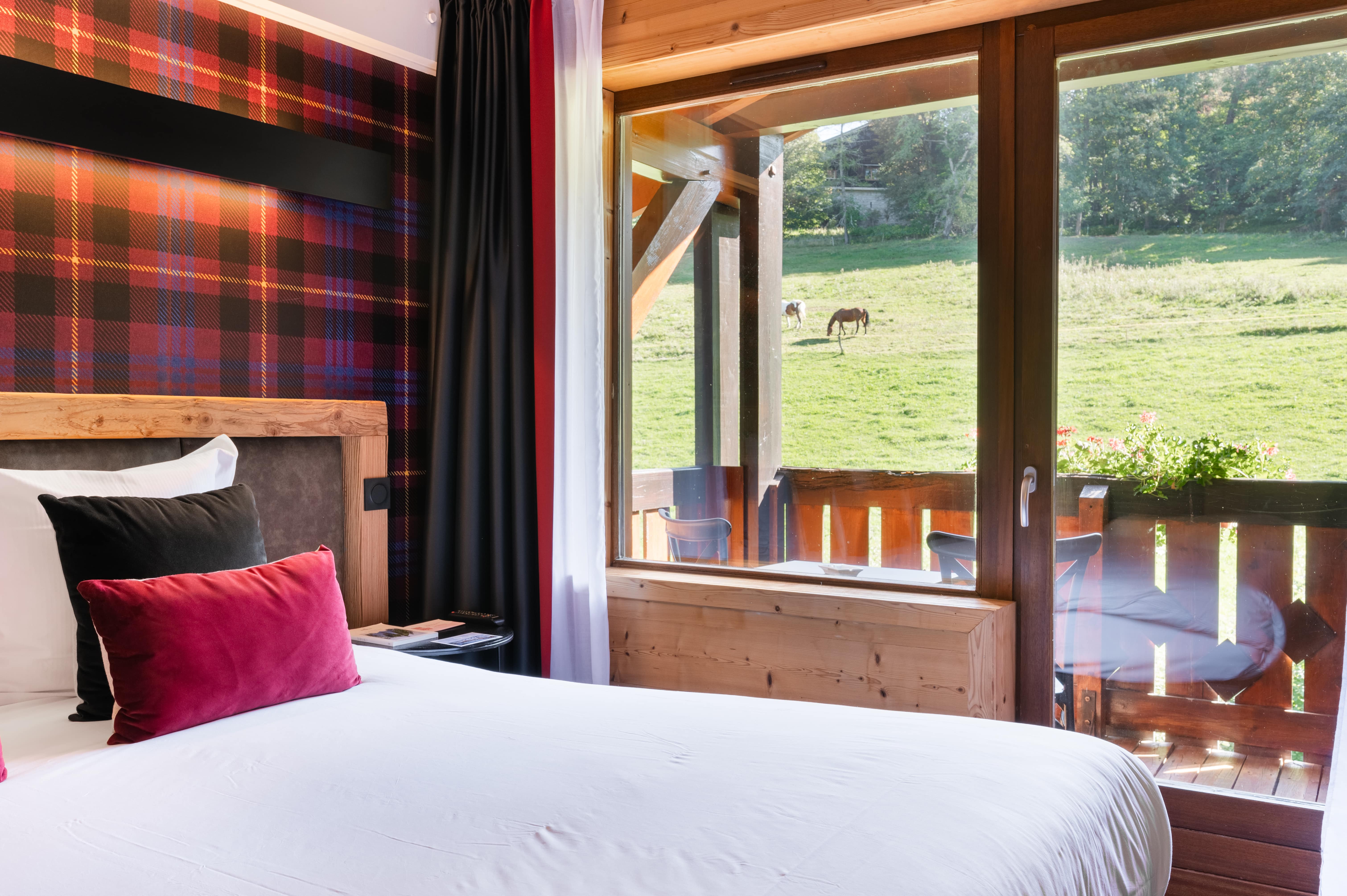 chambre La Bonbonnière détail lit mamie megève hôtel