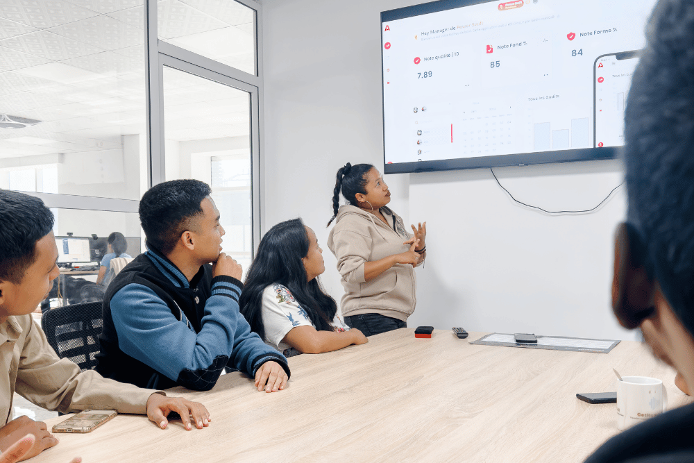 briefing de l'équipe du service client dans la salle de réunion de Gethumancall