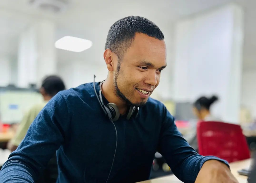 Un conseiller client faisant de la gestion relation client