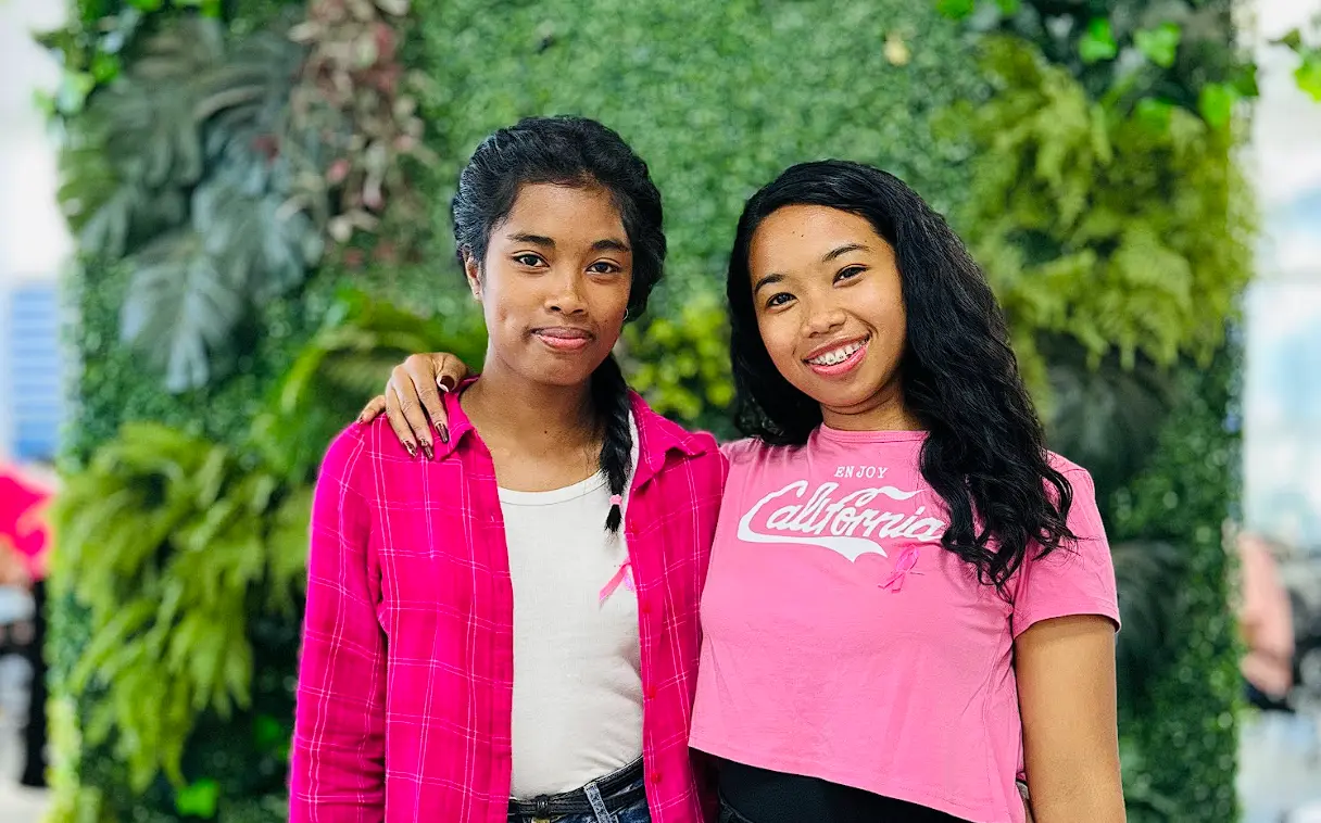 deux responsables autohero chez gethumancall, le sourire sur les lèvres. 