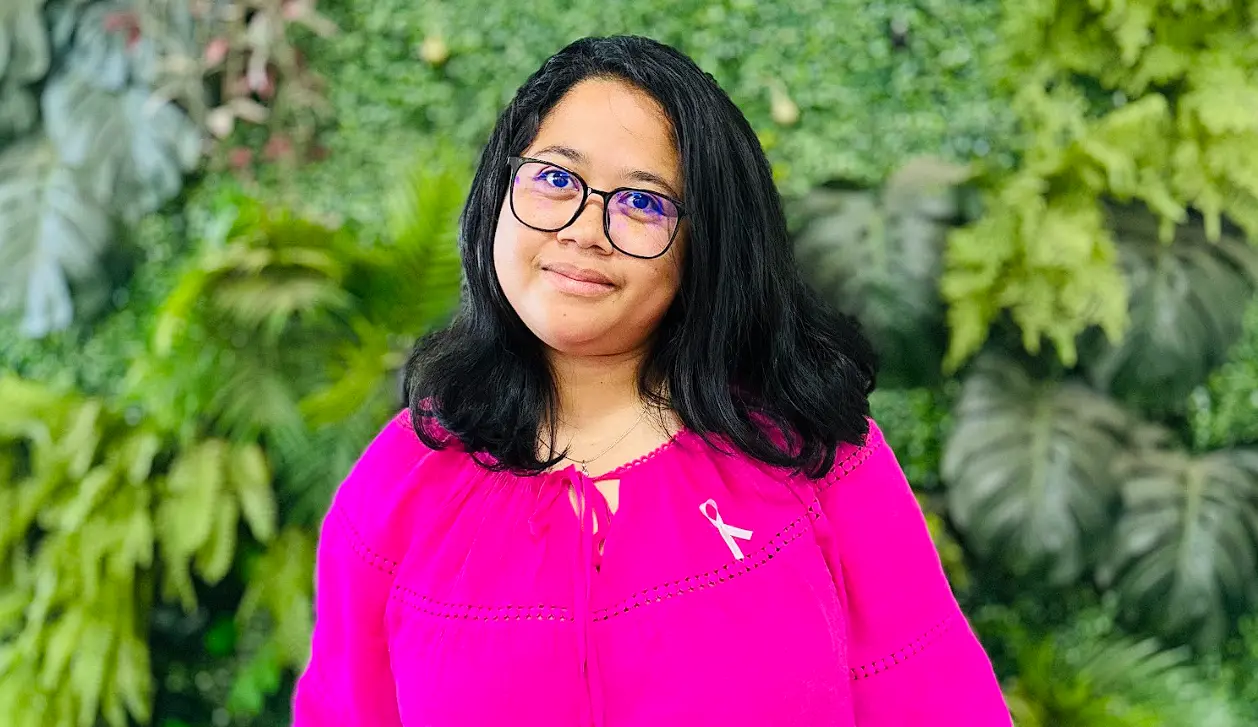 une conseillère client se sentant heureuse chez gethumancall