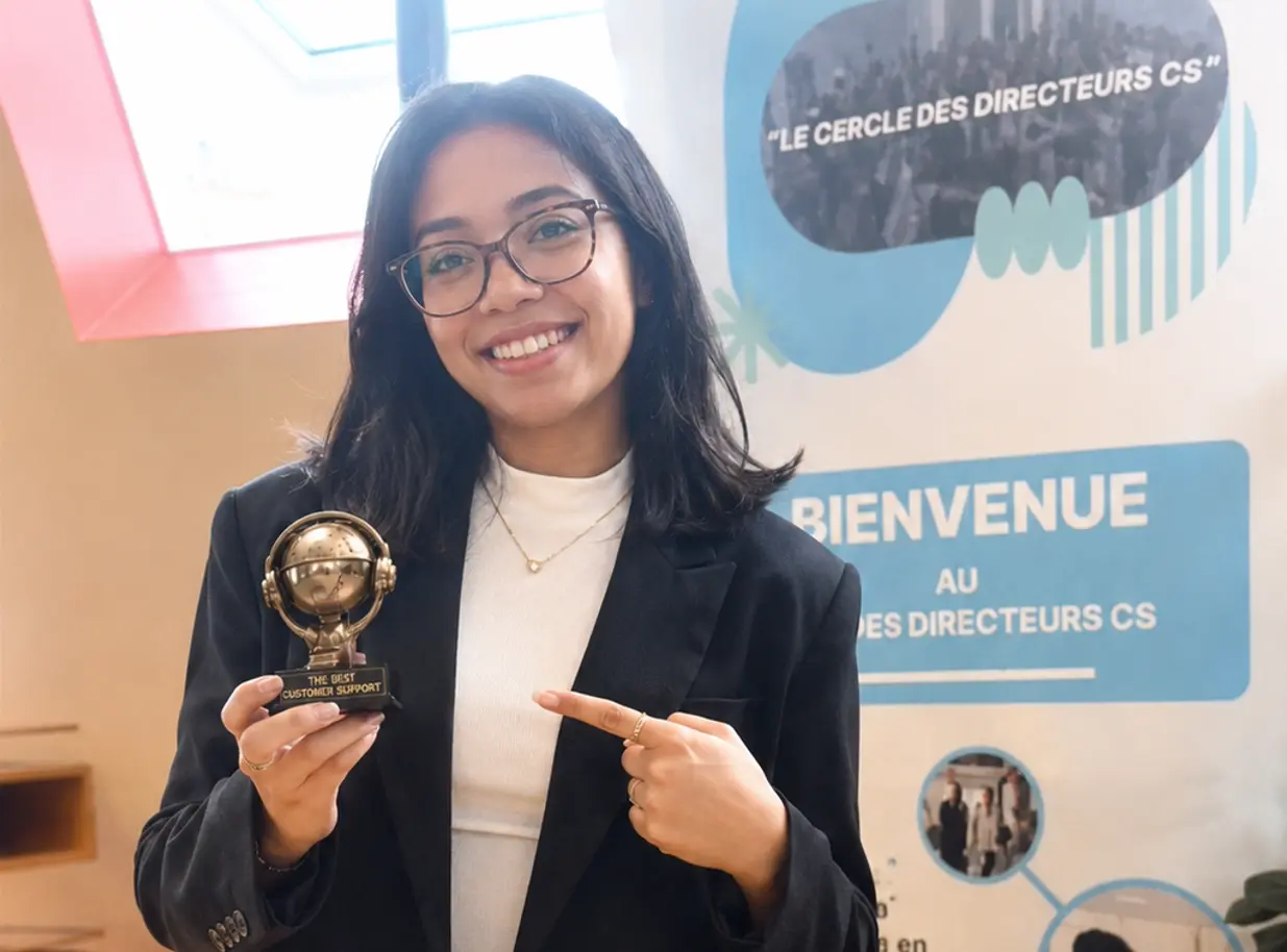 Heureuse agent de gethumancall en tenant le prix du meilleur service client en 2025