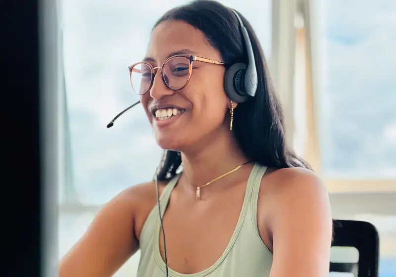 Jeune femme Ă son poste de travail. Une experte du service client chez GetHumanCall