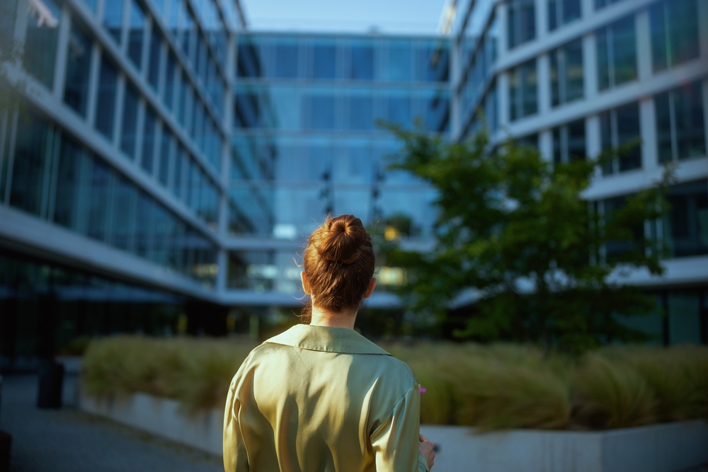 une femme observant un bâtiment
