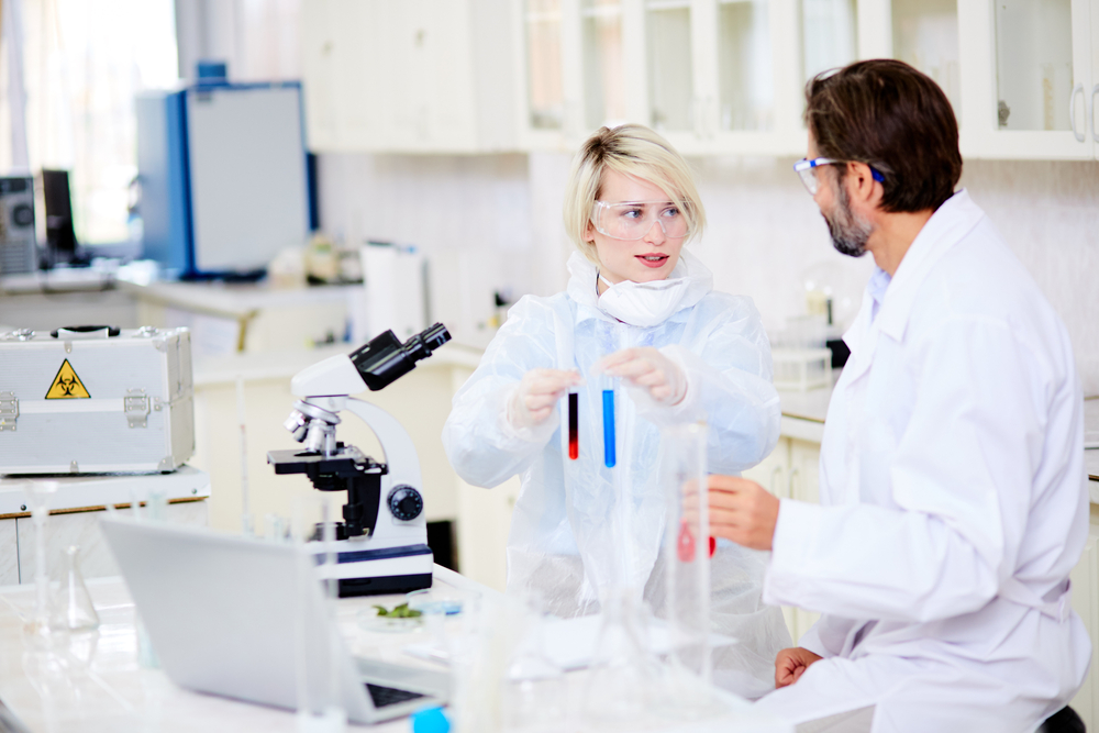 deux personnes dans un laboratoire