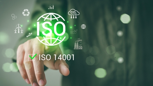 une main d'homme et le logo ISO ainsi que la norme 14001
