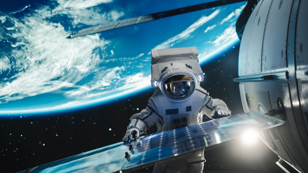 Astronaut met solar panel