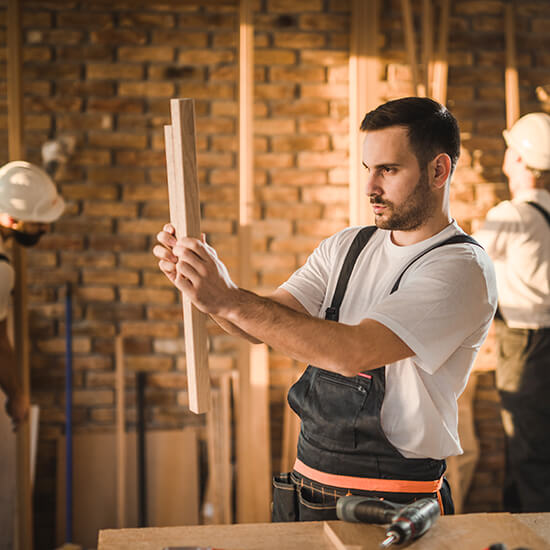 Handwerker prüft seine Arbeit