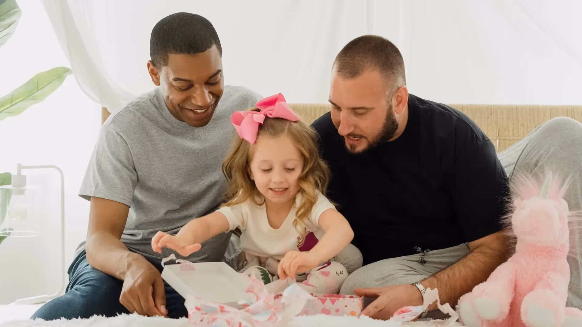 Due papà con la loro figlia