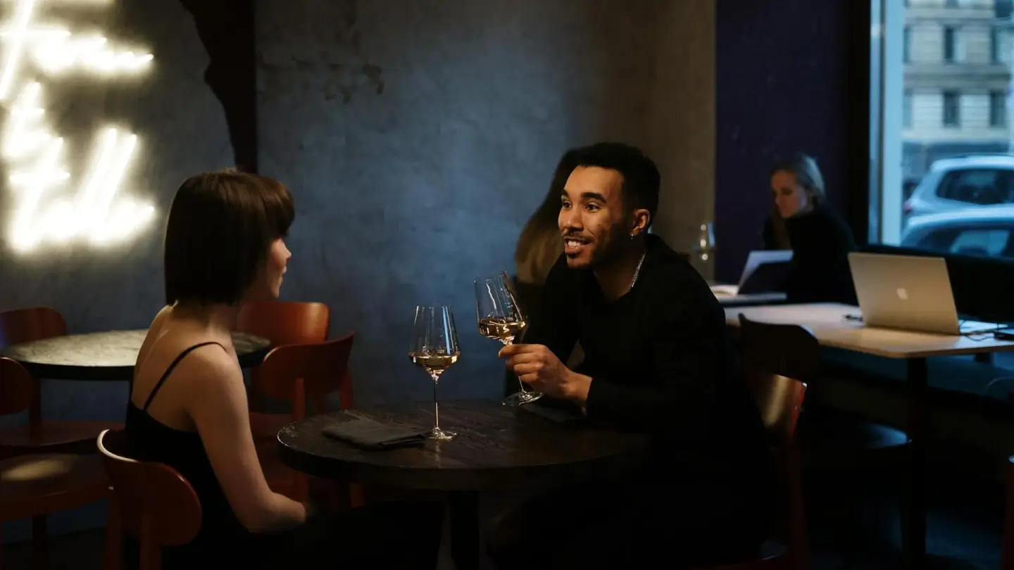 L’amore nell’era digitale: l’impatto delle dating app su emozioni e intimità