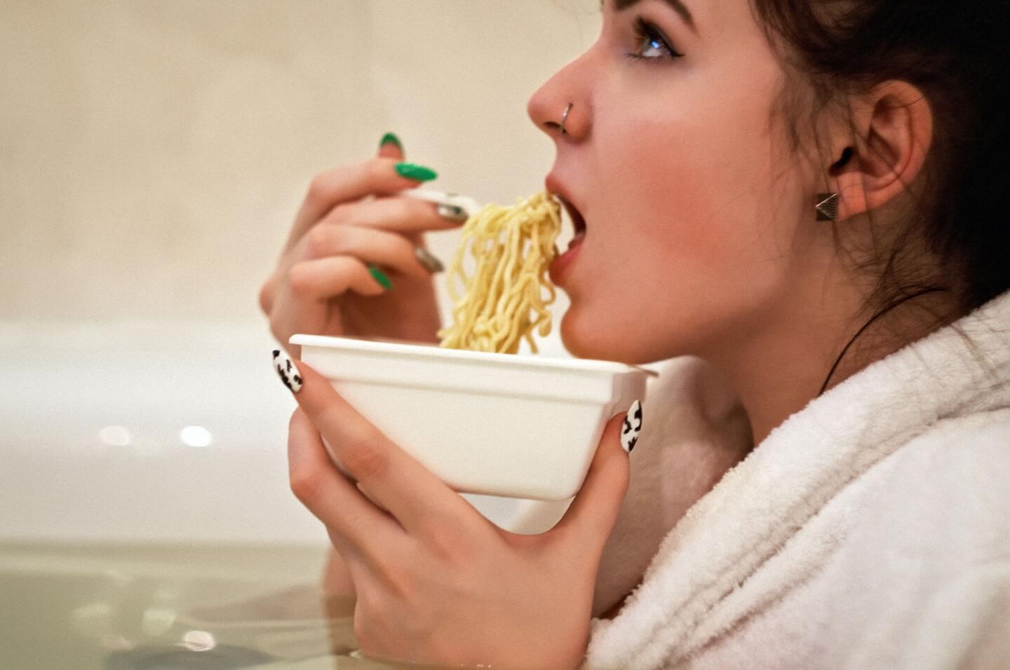 Emotional eating: cos’è la fame nervosa e come smettere di sfogarsi sul cibo