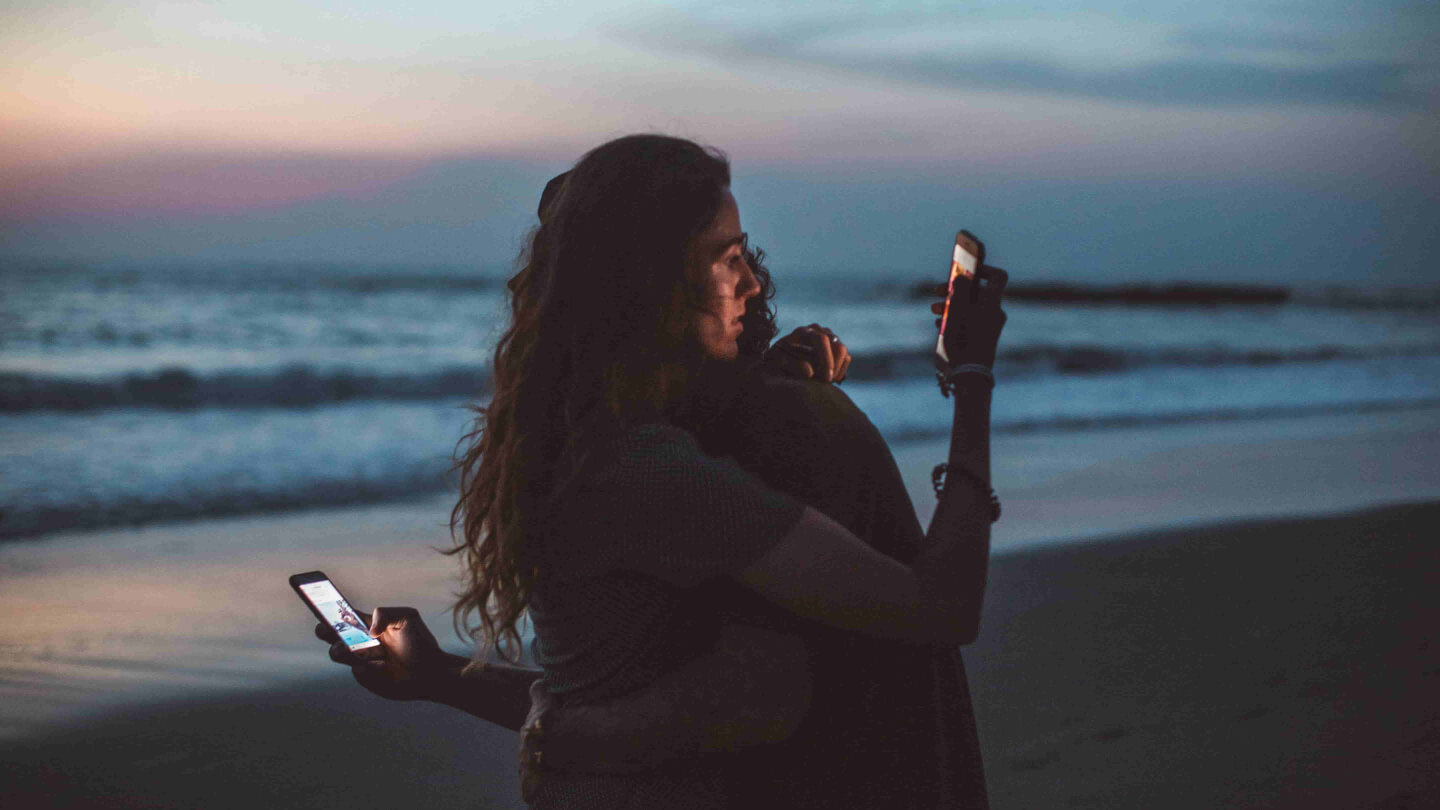 Coppia, social media e controllo del partner