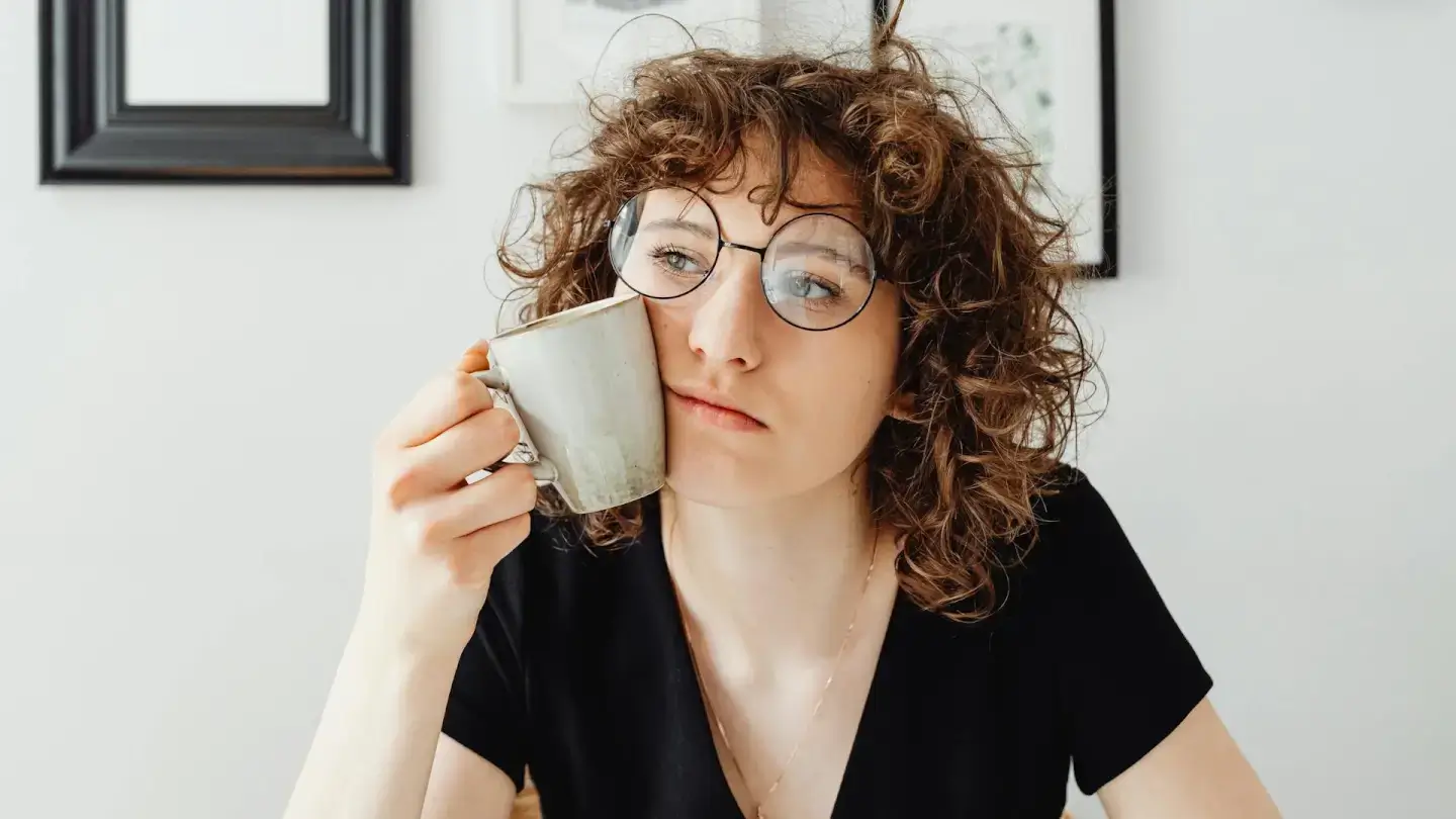 Overthinking: cos’è, perché accade e come smettere di pensare troppo
