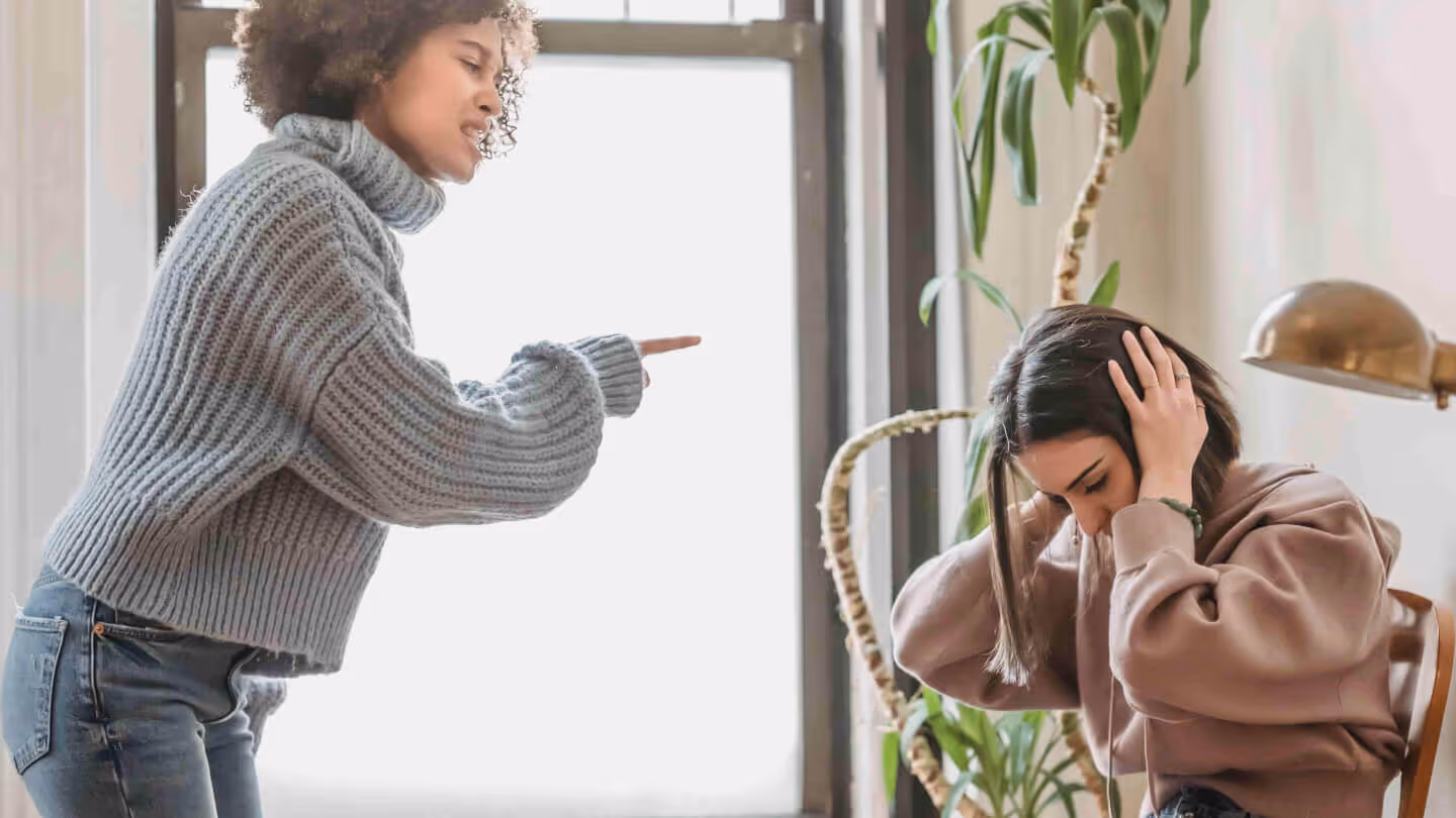 “Tu sei la causa di tutti i nostri problemi!”