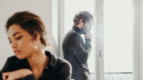 Sentirse en segundo plano en la pareja: causas y qué hacer