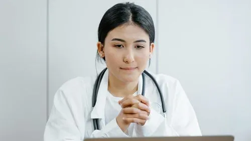 Neuropsiquiatra o psiquiatra: diferencias y cuándo acudir