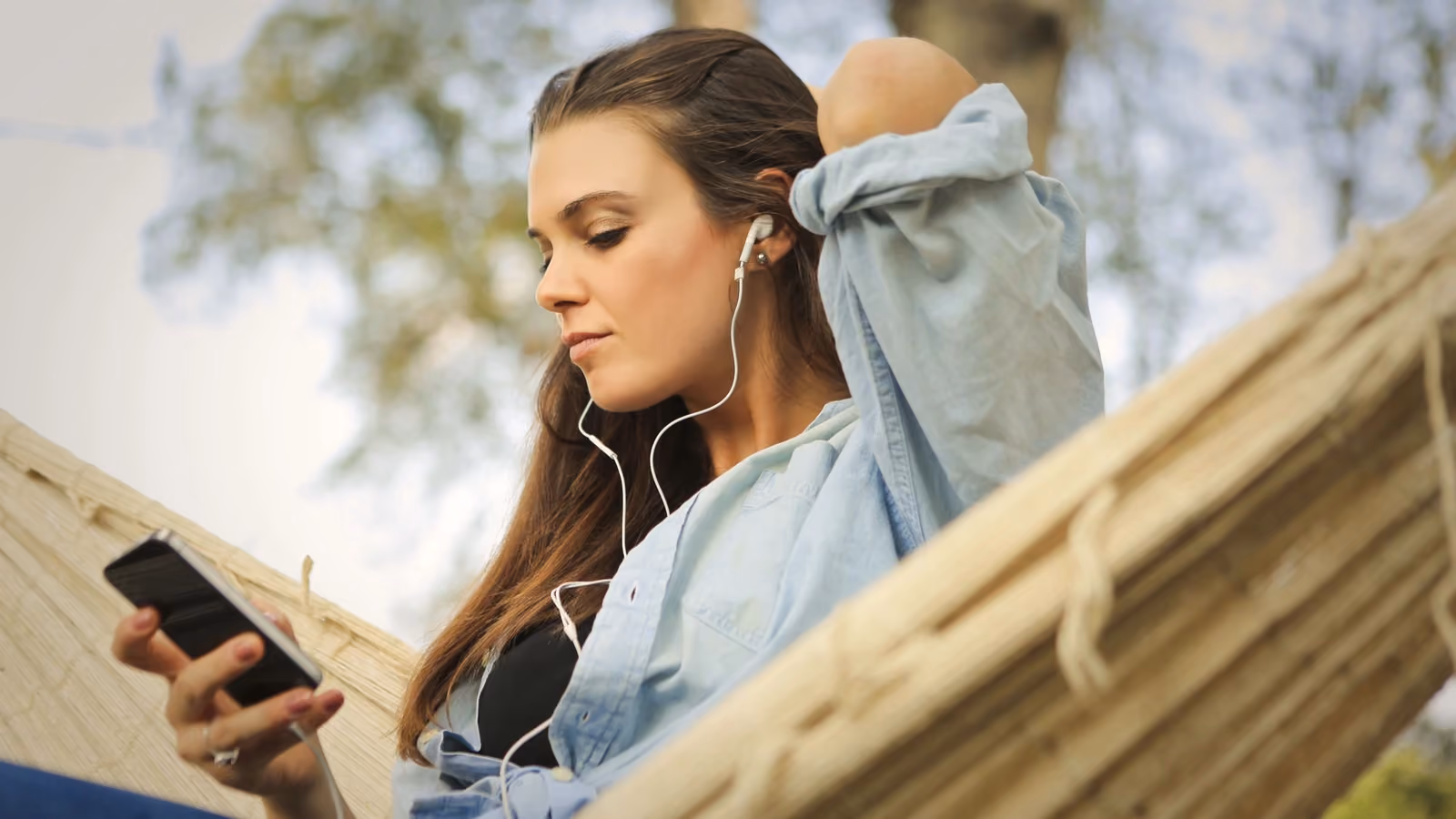 Donna che ascolta la musica su un'amaca