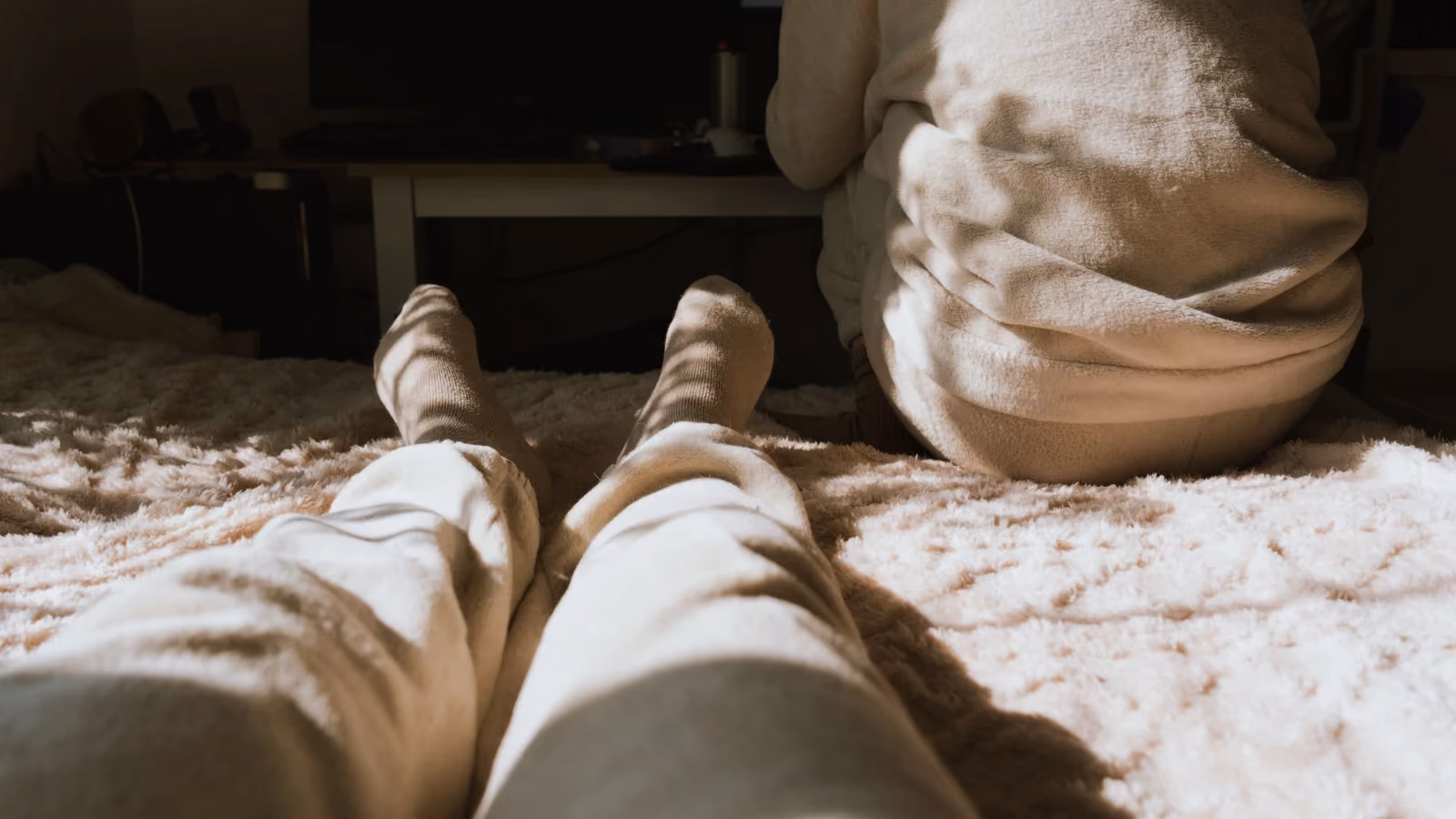 Una scena mattutina accogliente in un interno con due persone che si rilassano, immerse nella calda luce del sole e nelle ombre morbide. — JUNLIN ZOU – Pexels