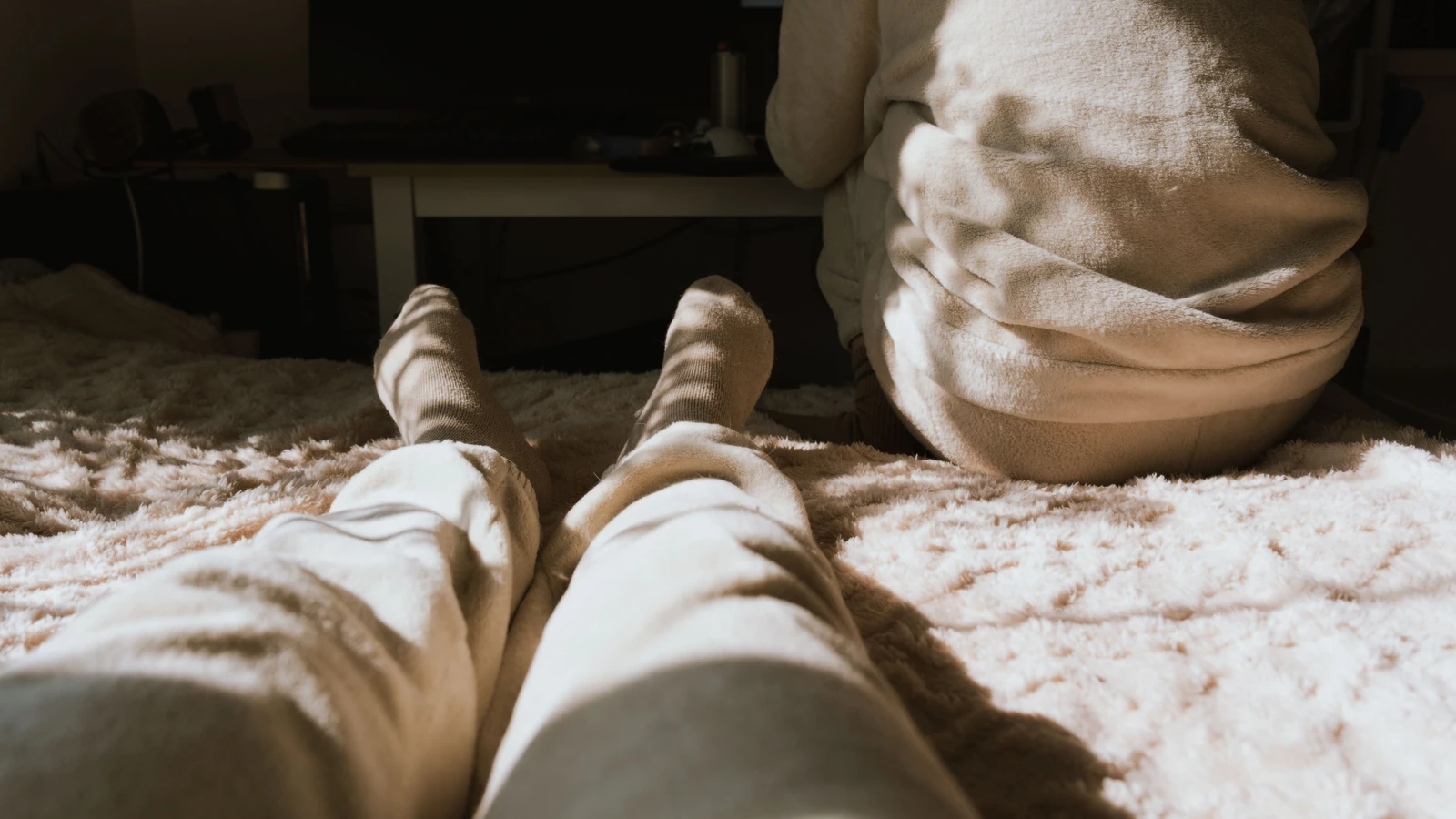 Una scena mattutina accogliente in un interno con due persone che si rilassano, immerse nella calda luce del sole e nelle ombre morbide. — JUNLIN ZOU – Pexels